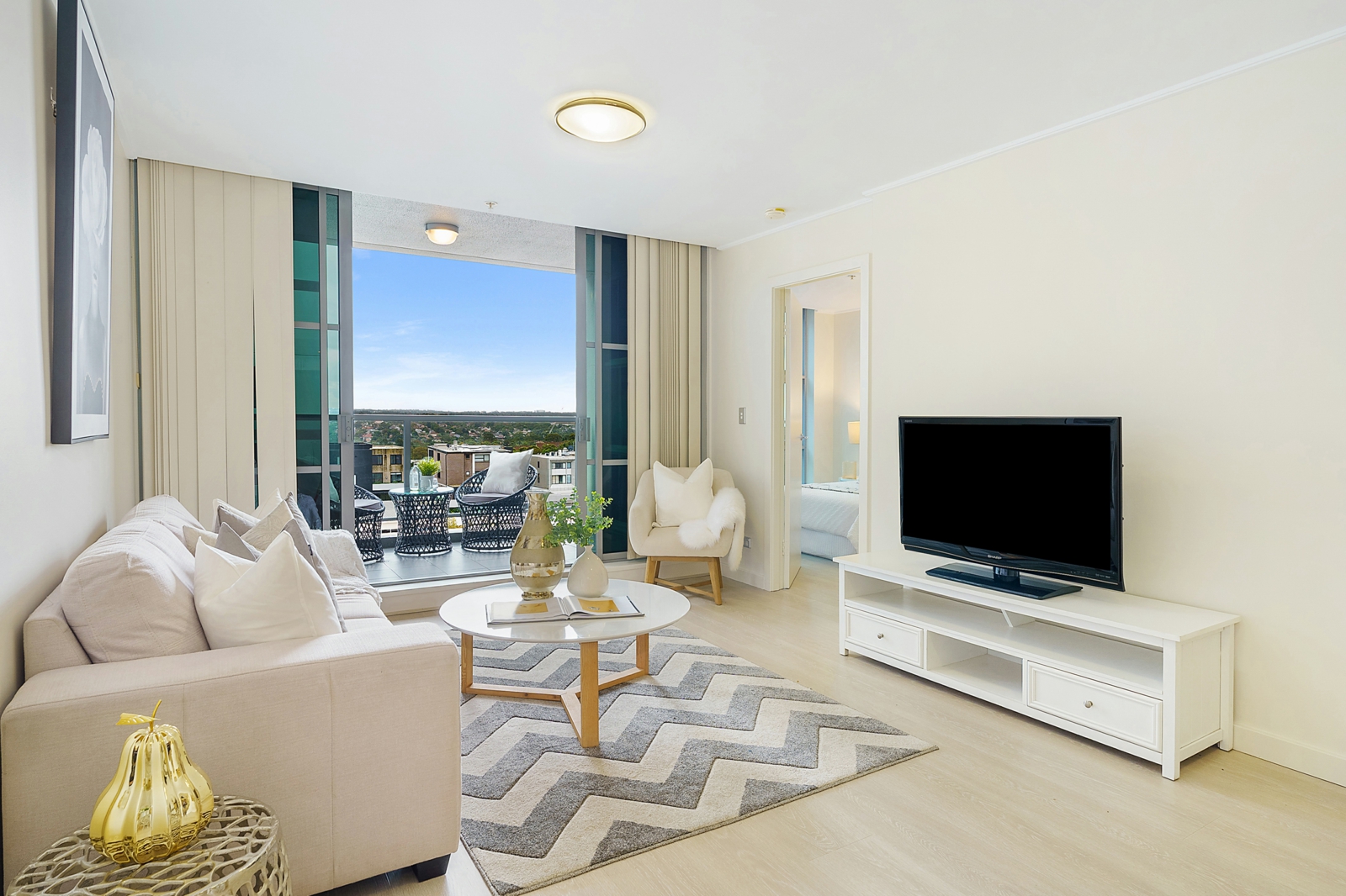 living_room_balcony.jpg