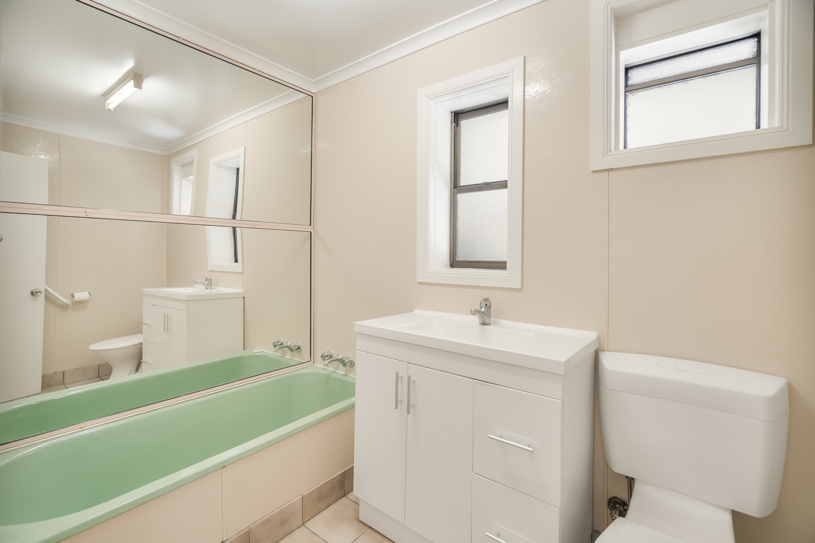 12_BATHROOM.jpg