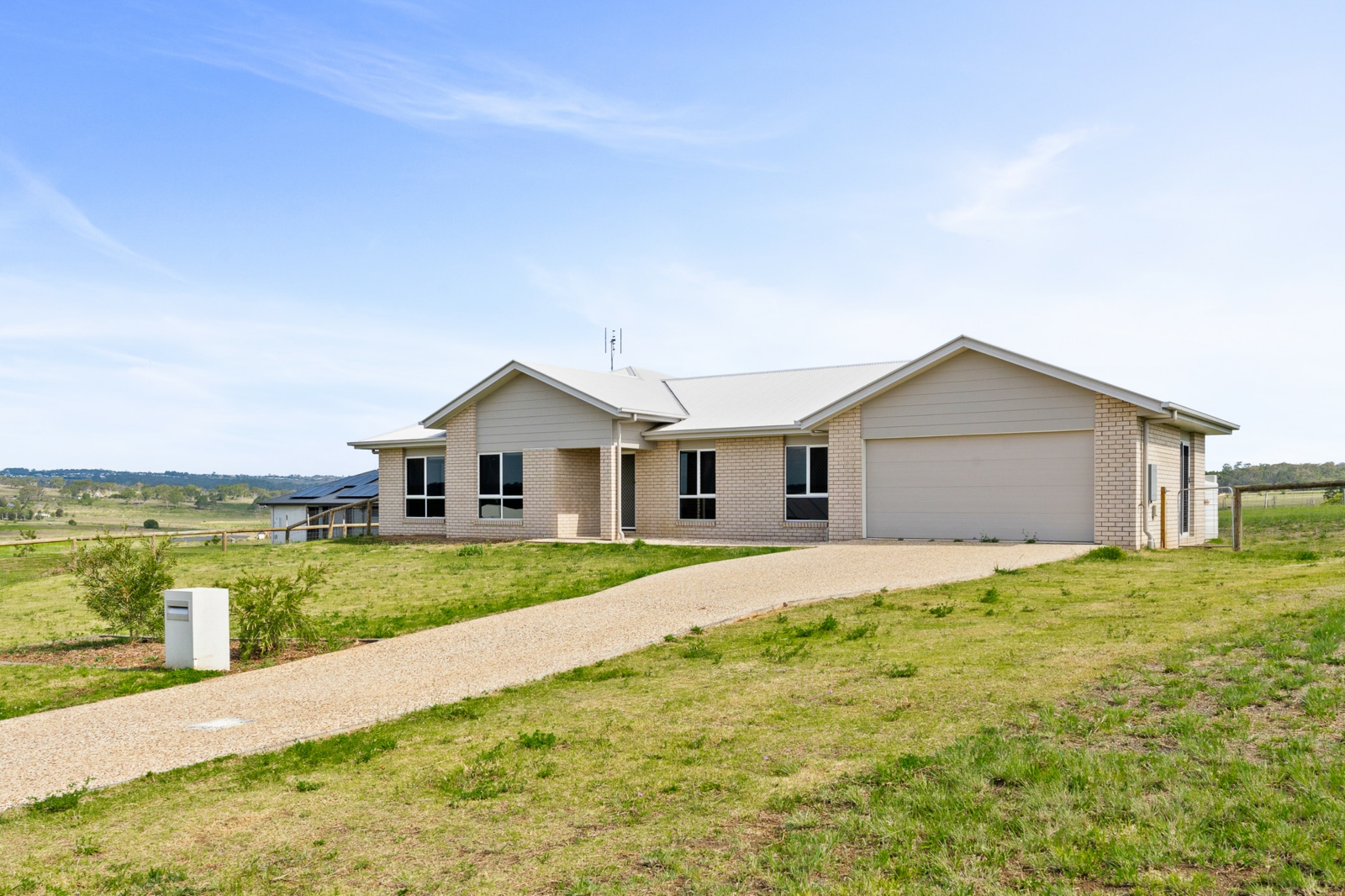 8 Aquila Drive,Meringandan West