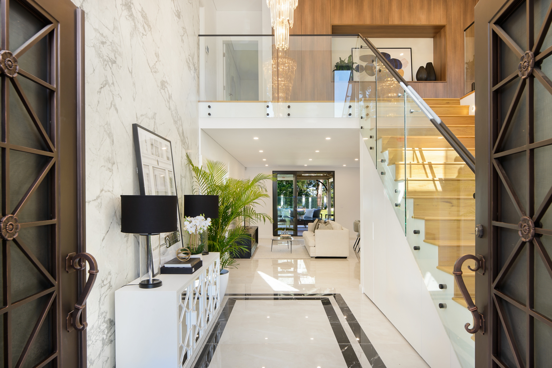 24A Buckingham - Foyer.jpg