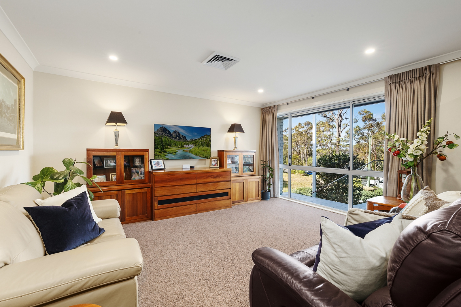 29 Cliffview Rd, Berorwa Heights_Lounge
