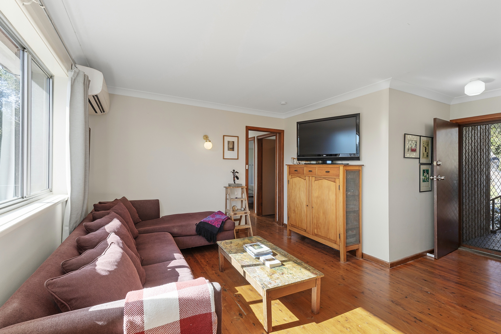 21 Bulah Cl, Berowra Heights_Lounge.jpg