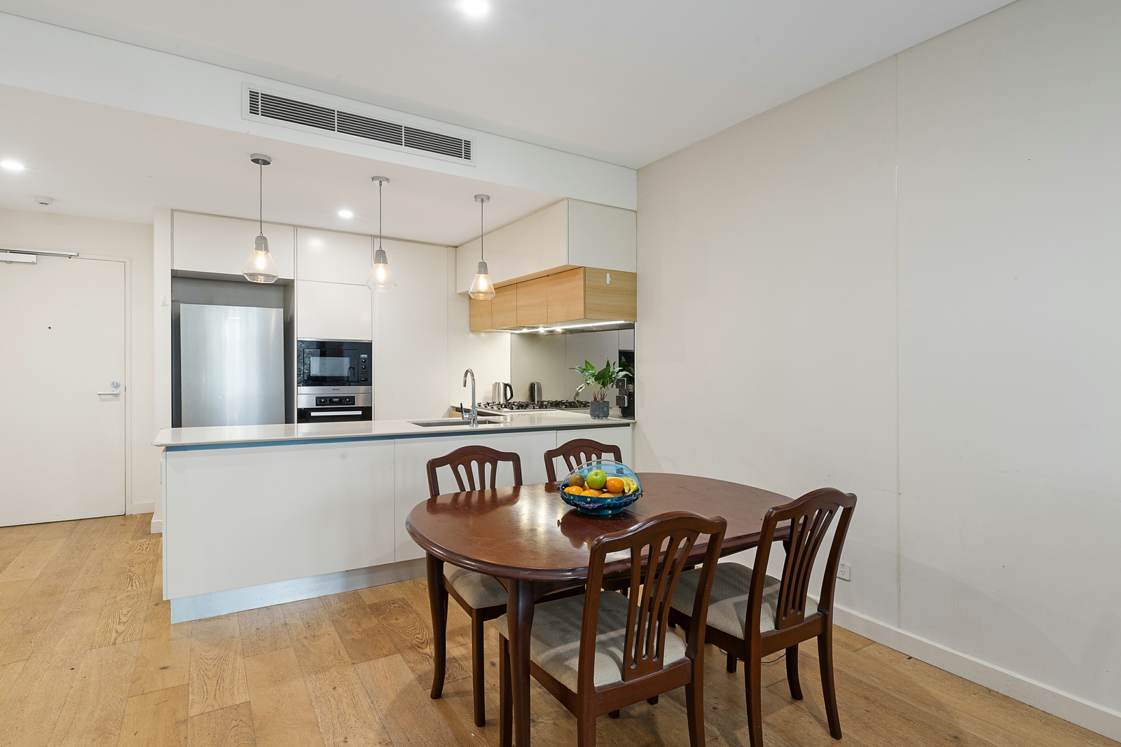 102_20 Kendall St, Gosford_Dining.jpg