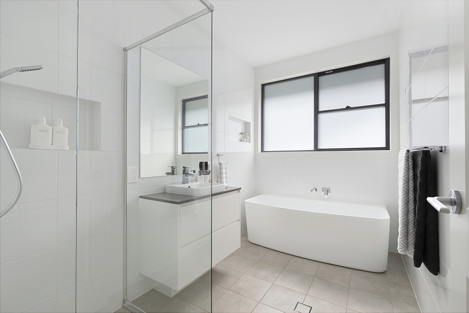 10C Palmerston Rd, Waitara_Bathroom.jpg