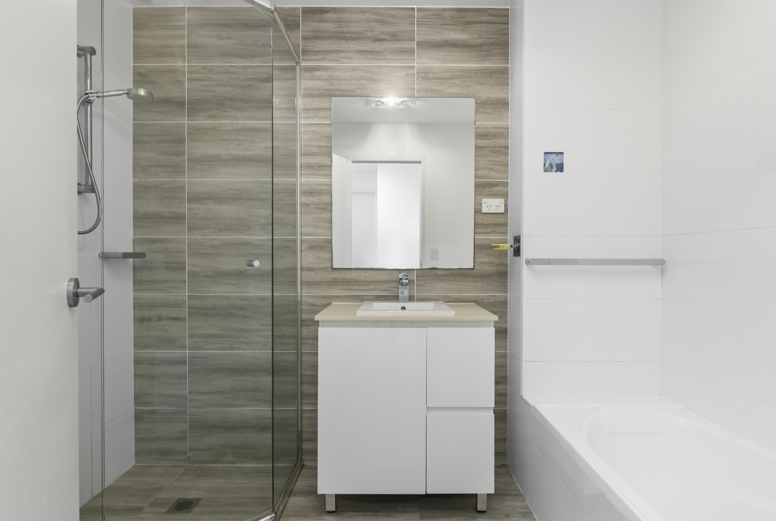 20_5 Waitara Ave, Waitara_Bath.JPG