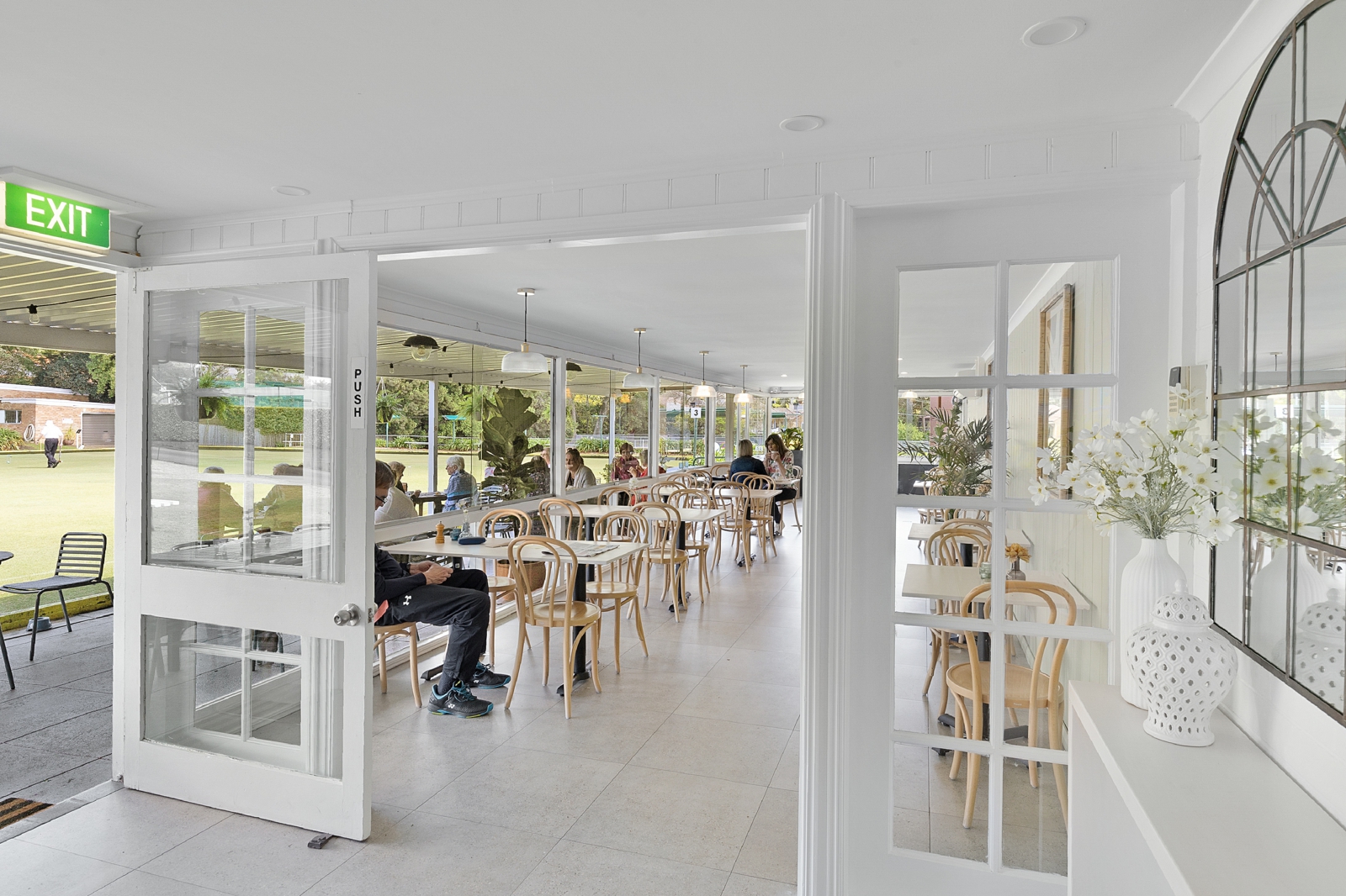 MOLLY’S PAVILION // CAFE – BAR �