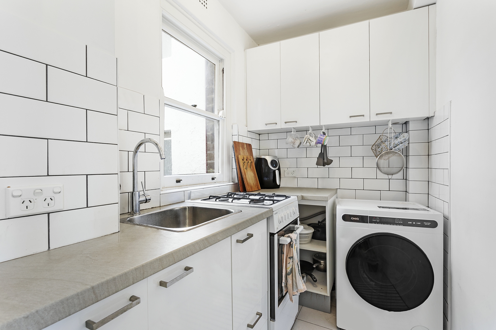 6 Kitchen.jpg