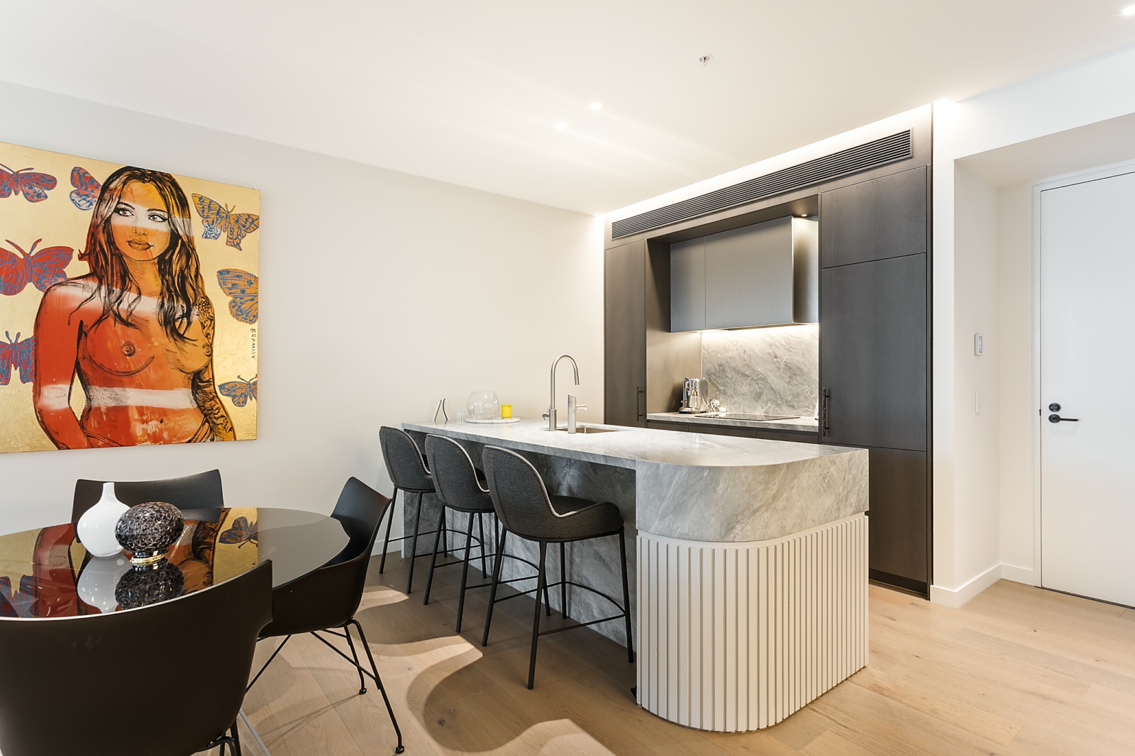 6 kitchen.jpg