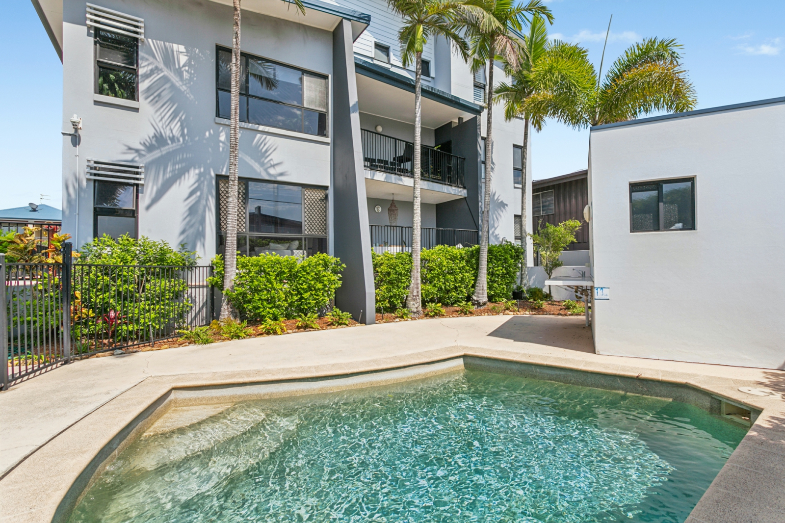 4/2104 Gold Coast Highway, MIAMI