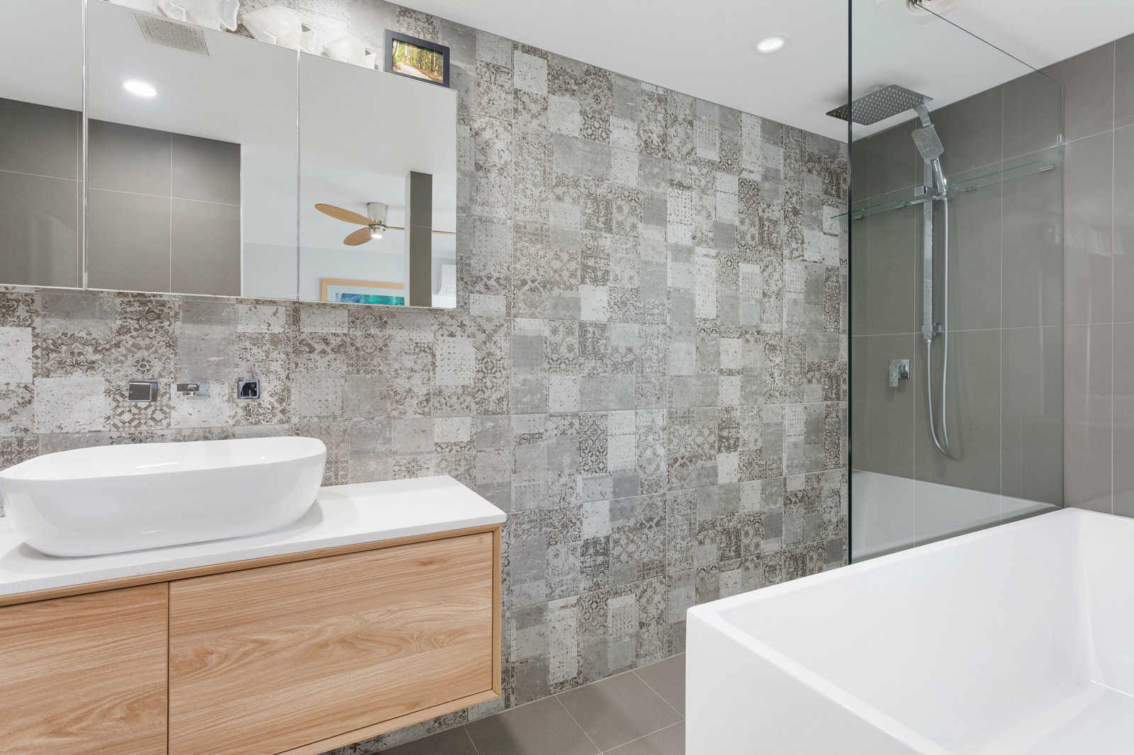 5. Main Ensuite.jpg