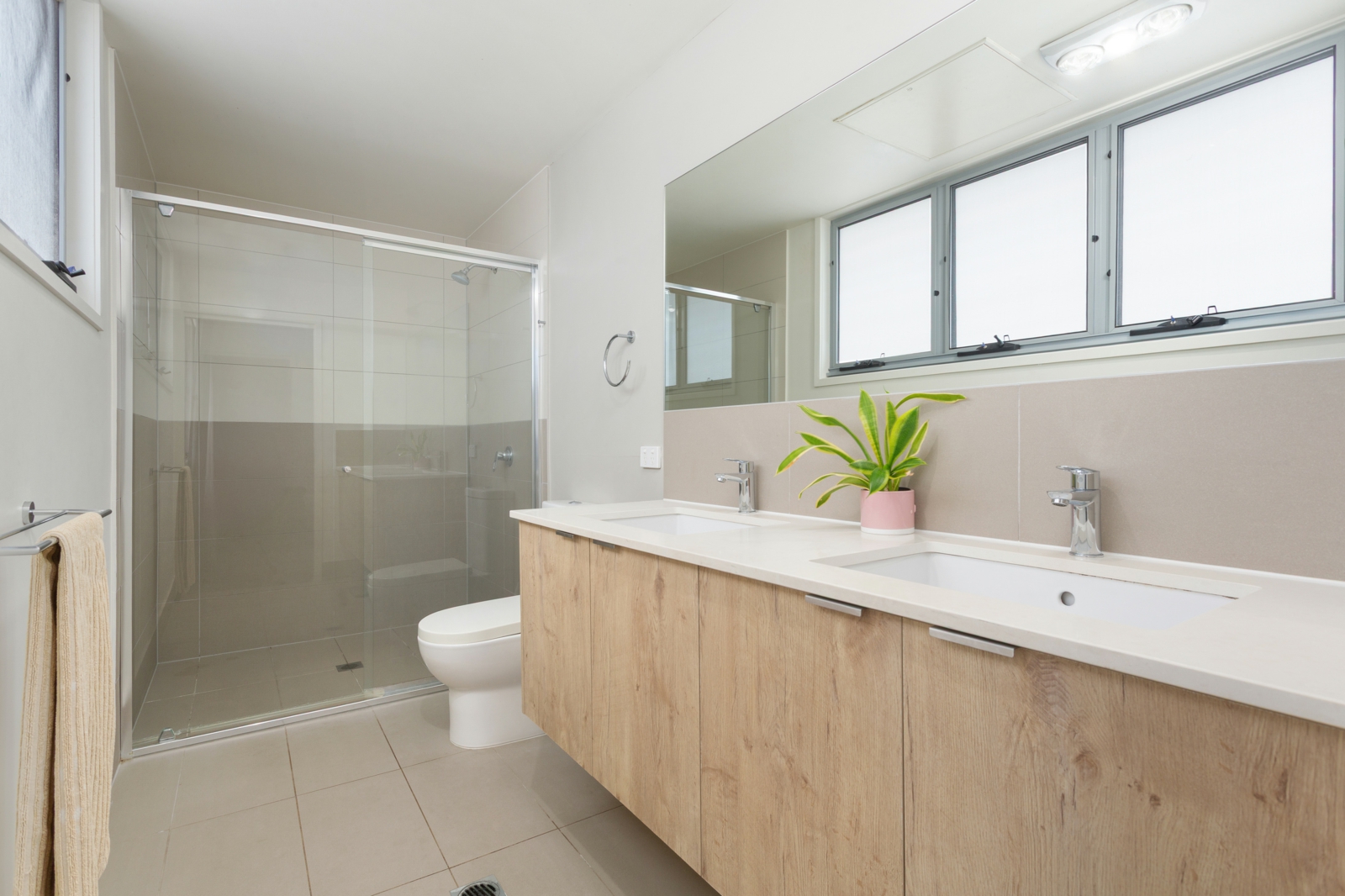 4. Main Ensuite.jpg