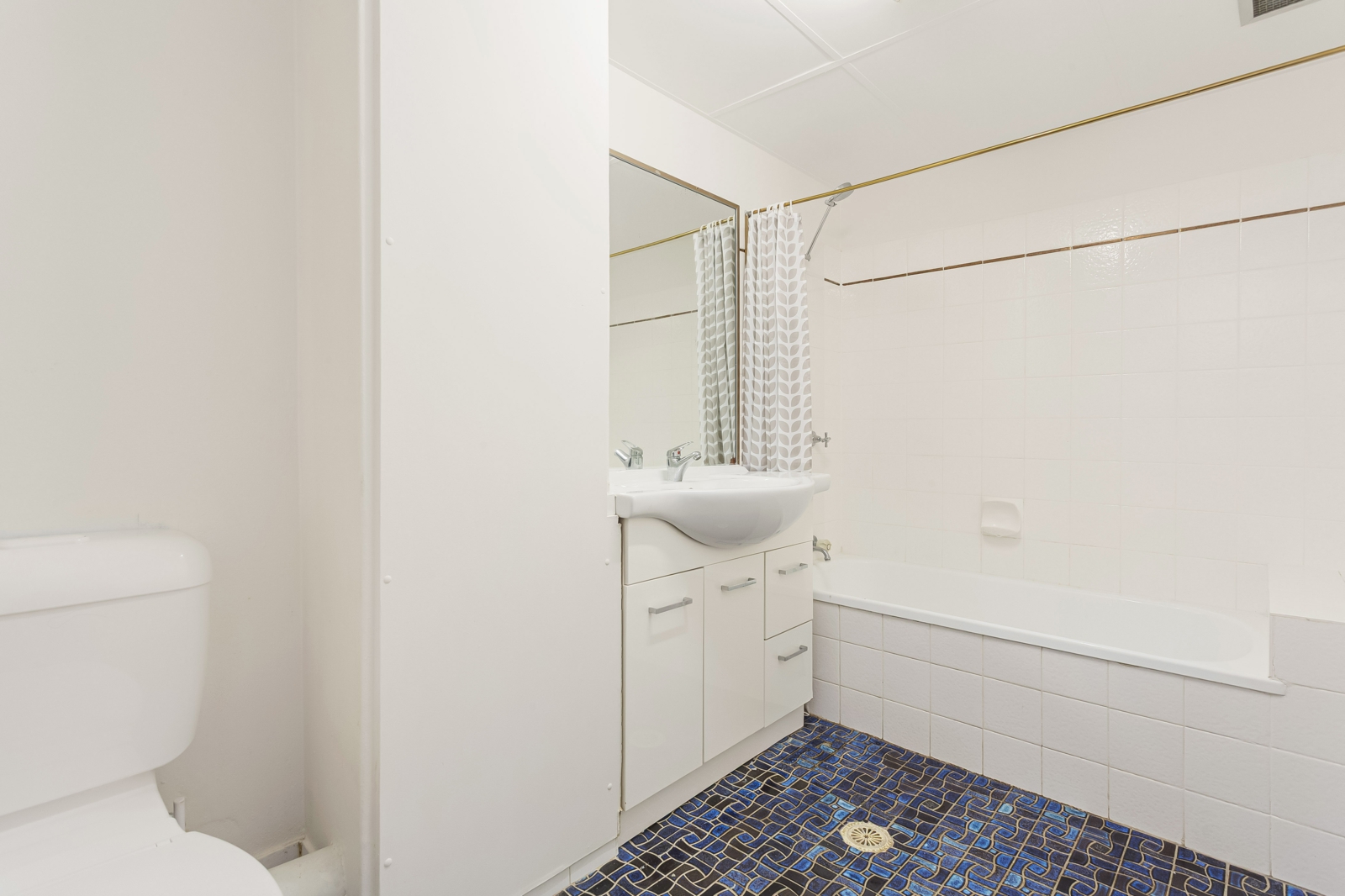 5. Bathroom.jpg