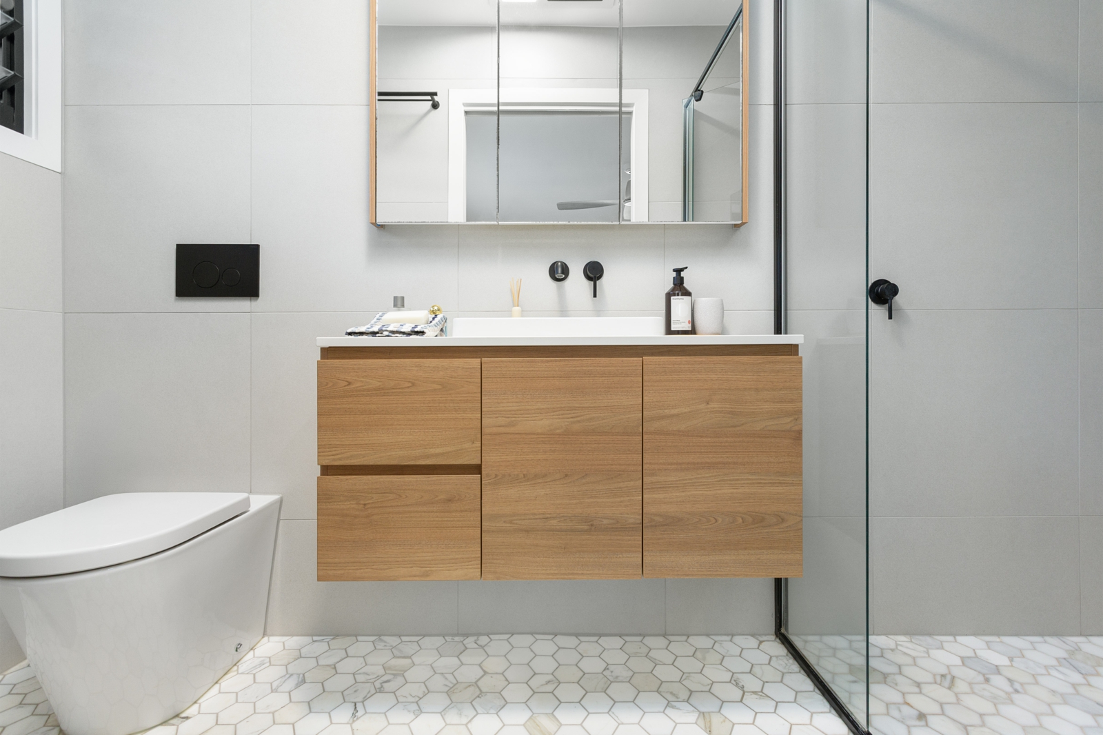 3. Main Ensuite.jpg