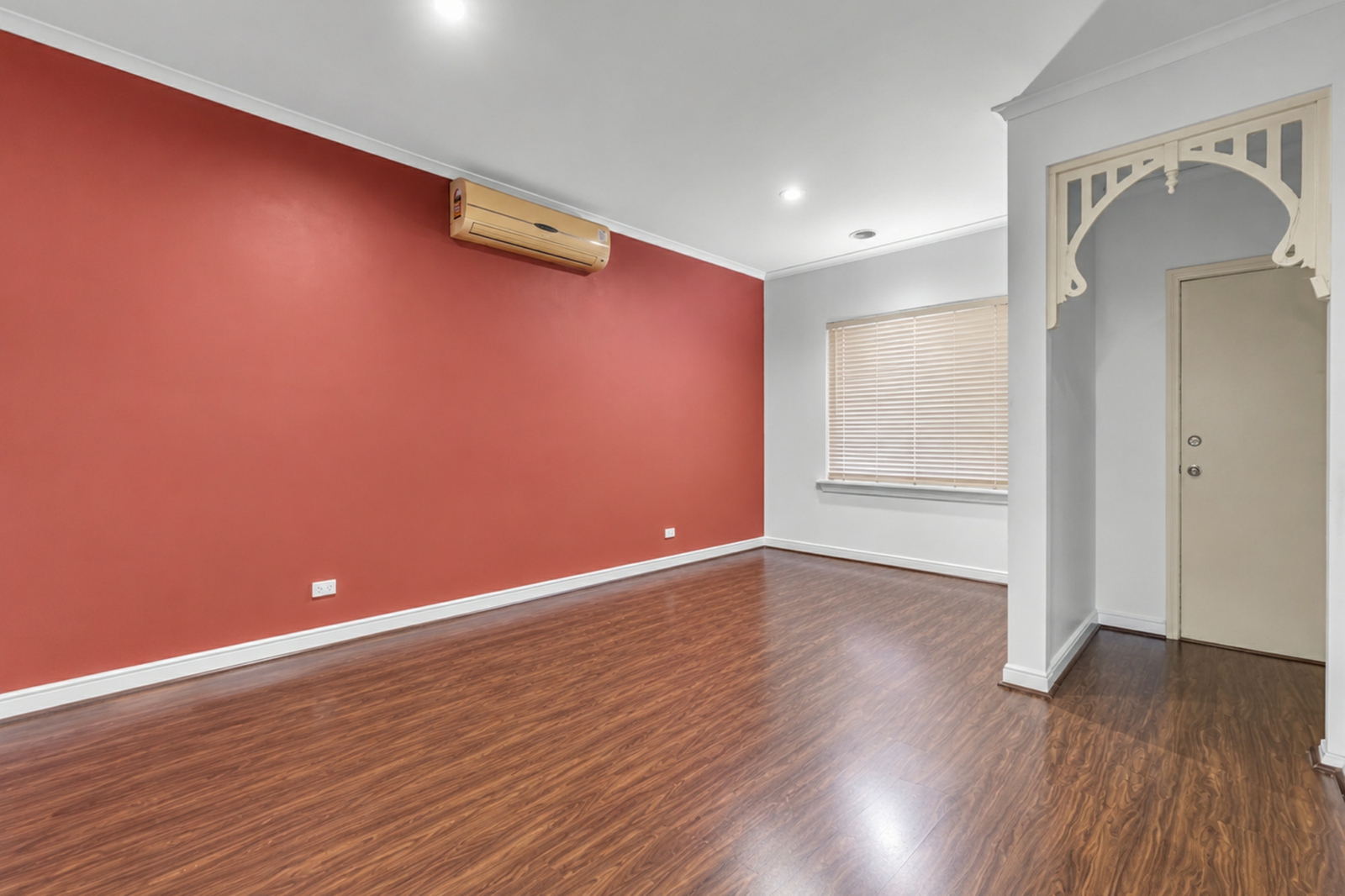 red_room_empty_1920x1280.jpg
