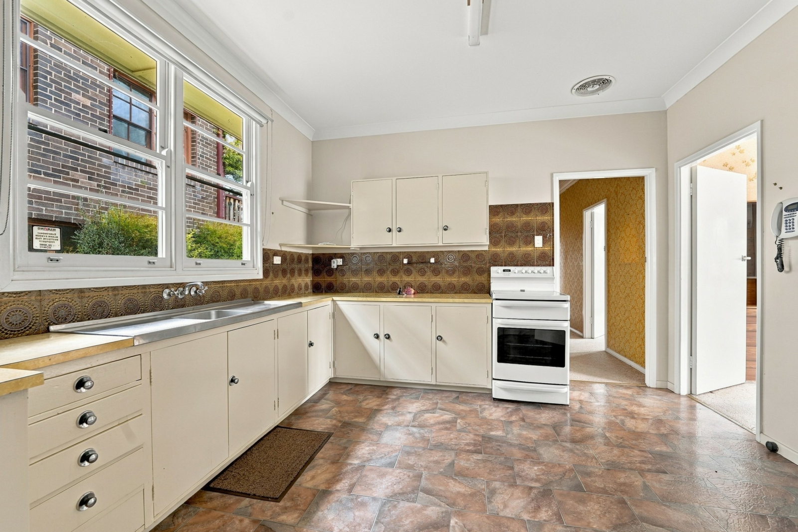 75 dangar st, armidale - 04 - kitchen.jp