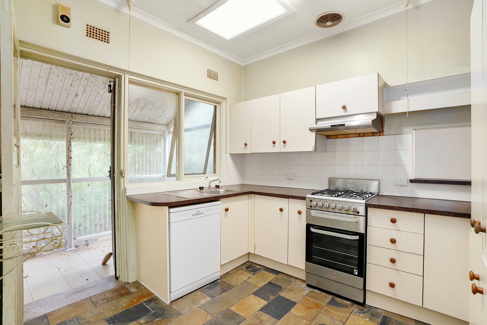 2 Kitchen.jpg