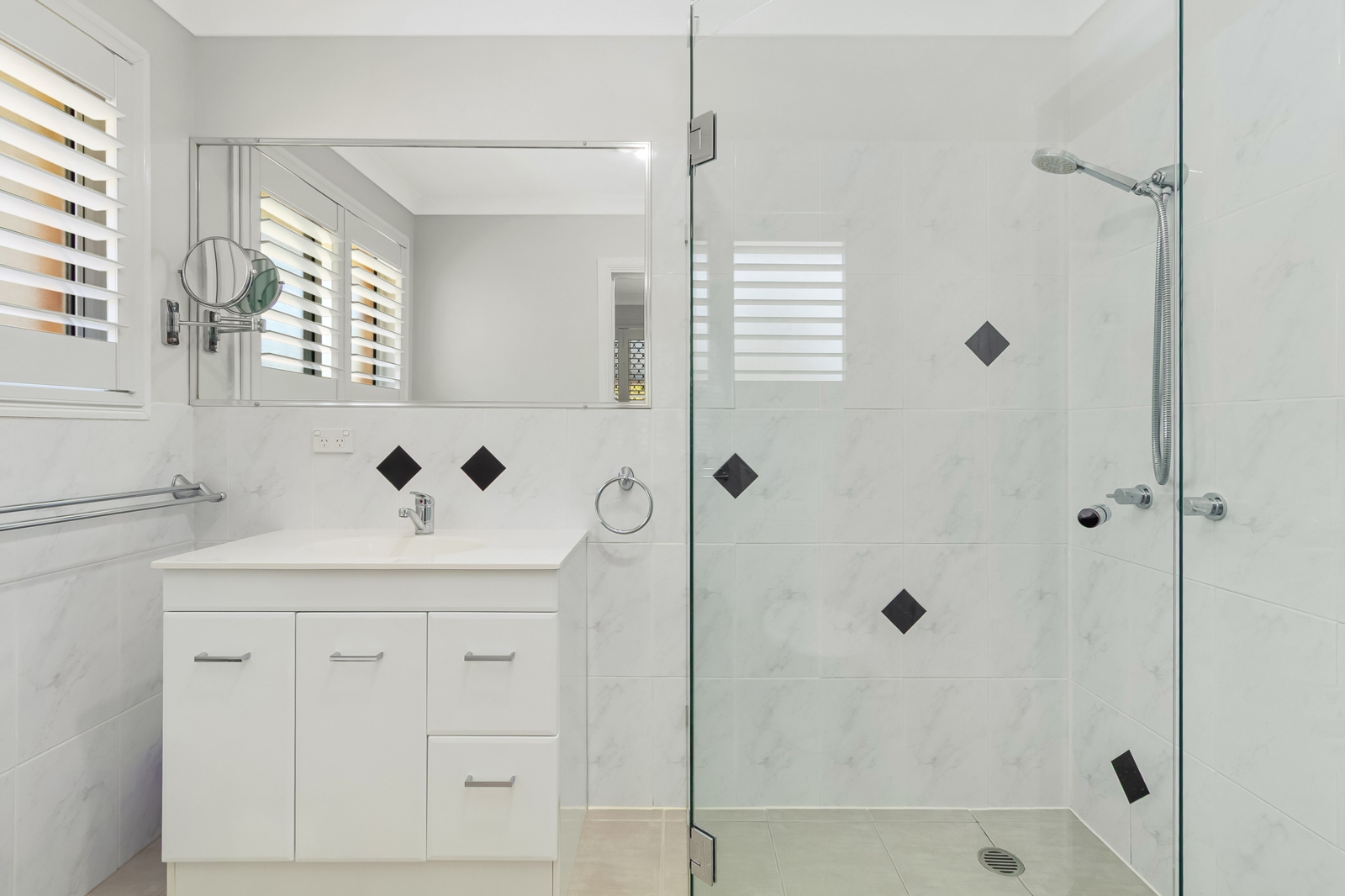 6. Ensuite.jpg