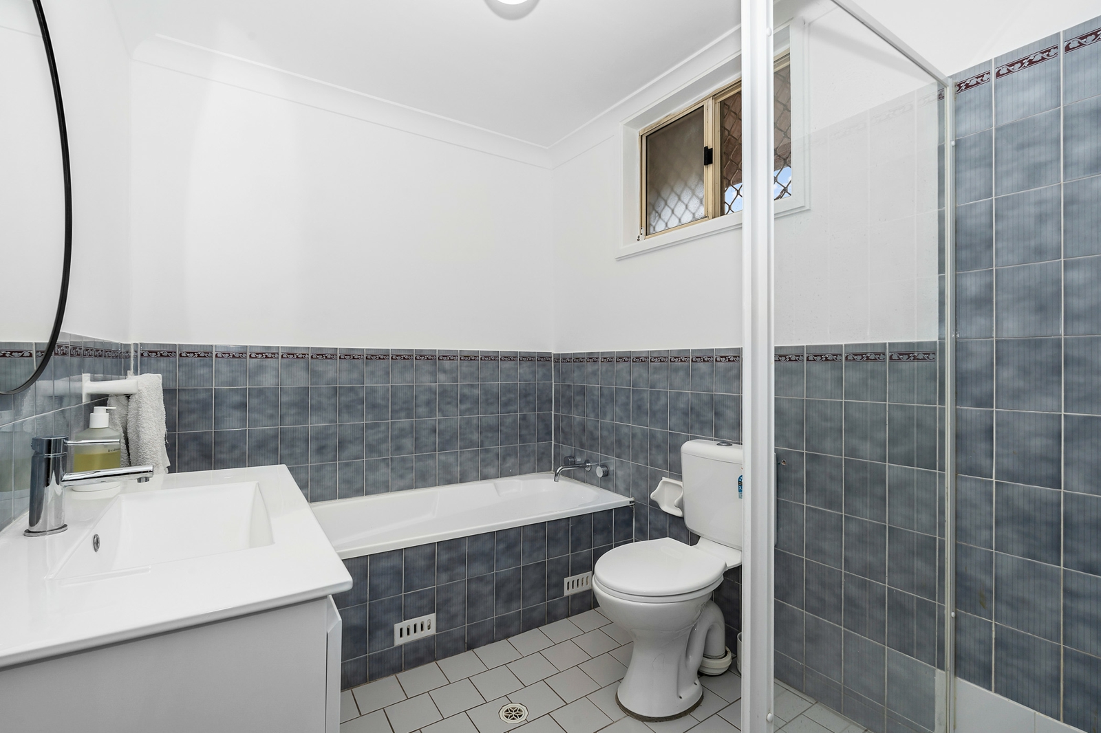 5-Bathroom.jpg