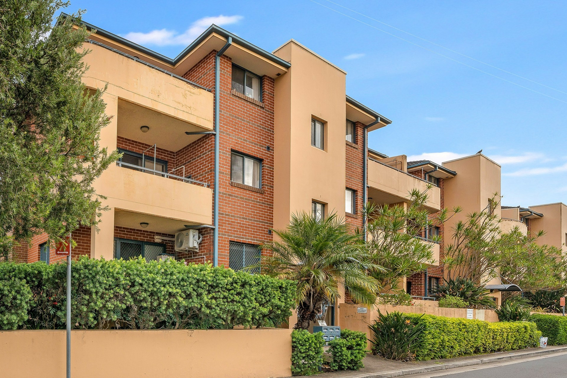8/27 Station Street West, PARRAMATTA