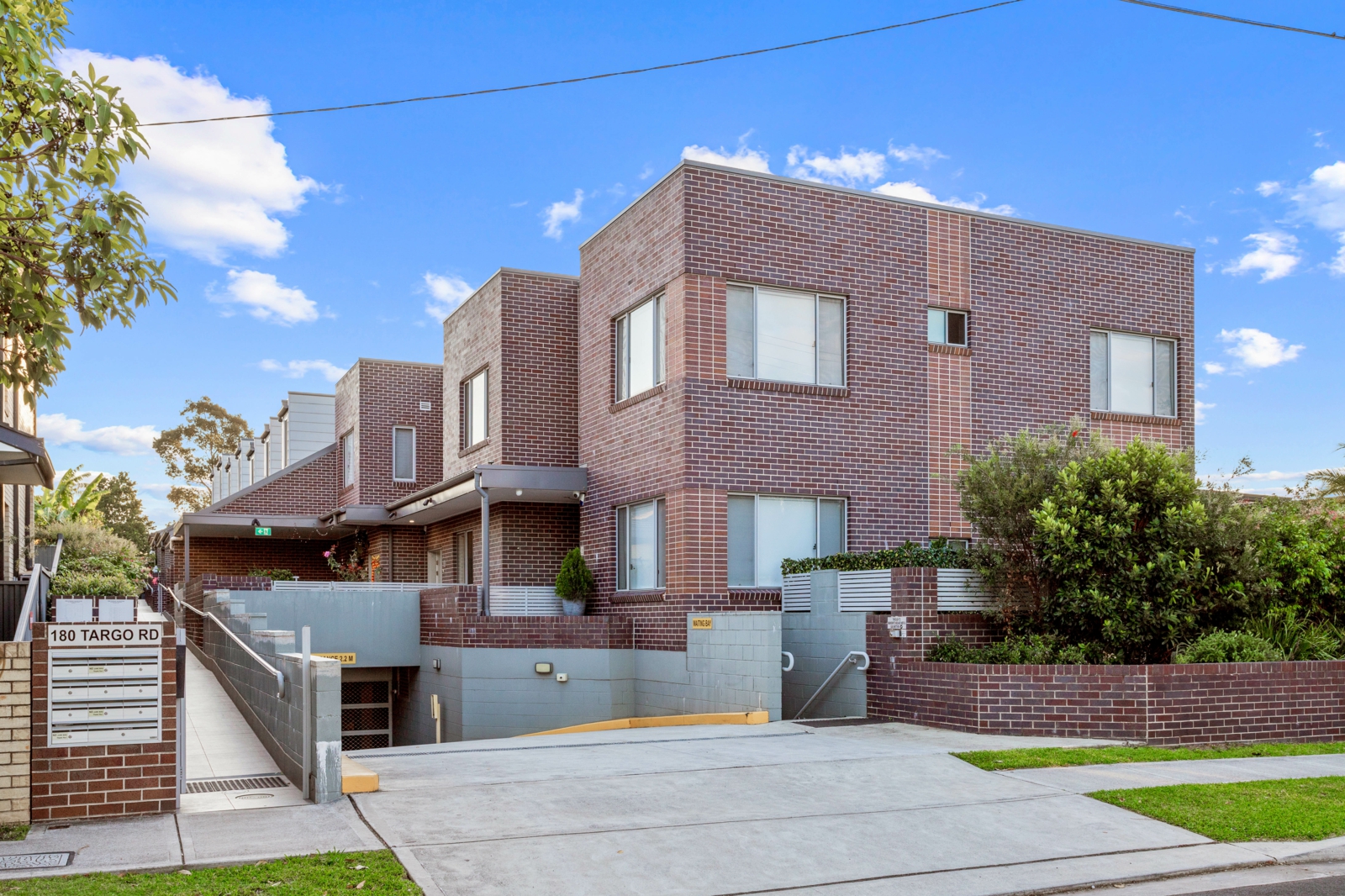 2 180 Targo Road Girraween-1.jpg