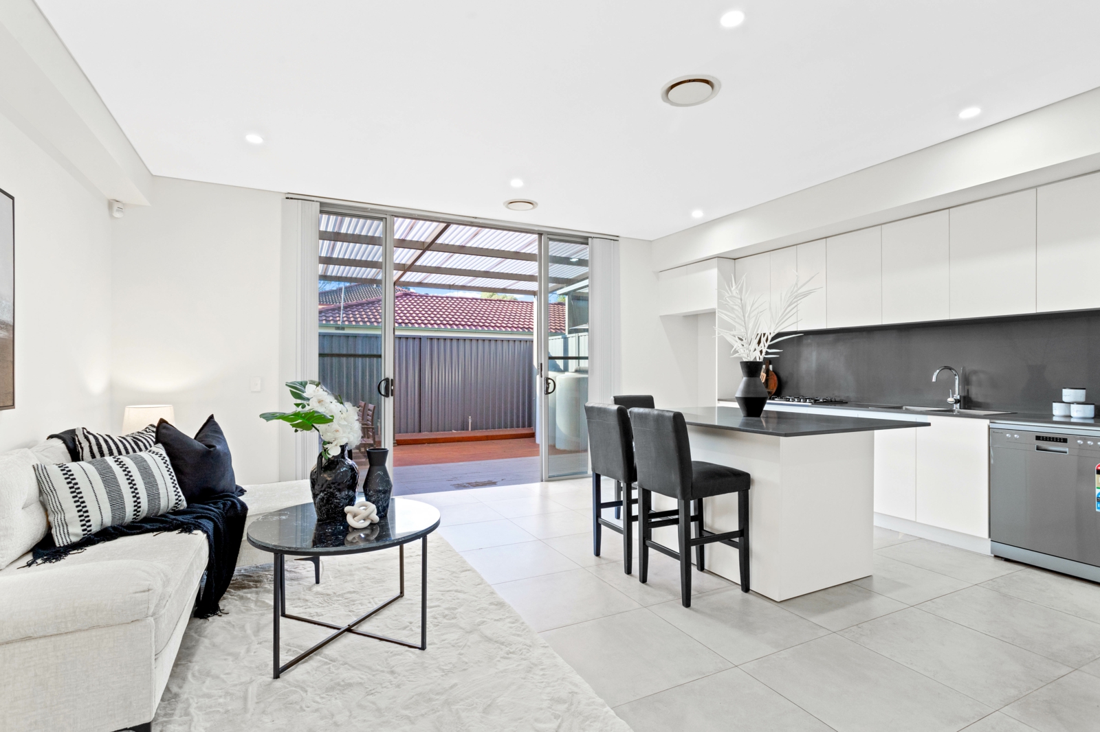 2 180 Targo Road Girraween-5.jpg