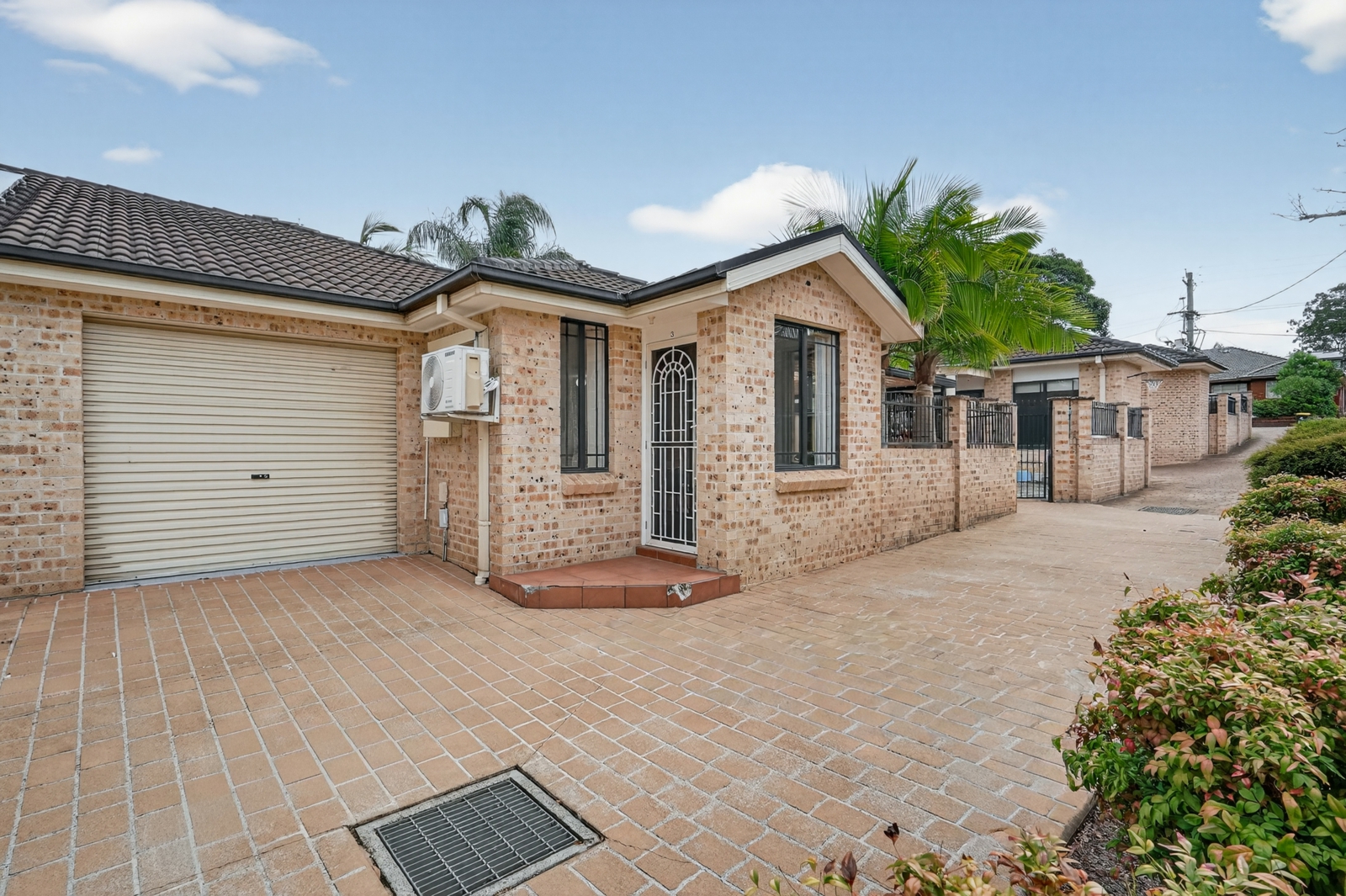 3 61 Targo Road Pendle Hill-1.jpg