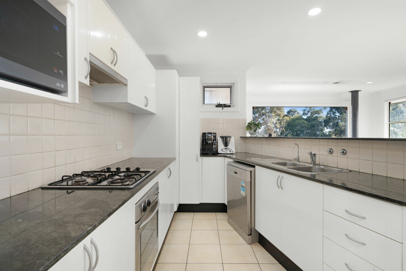 6. Kitchen.jpg