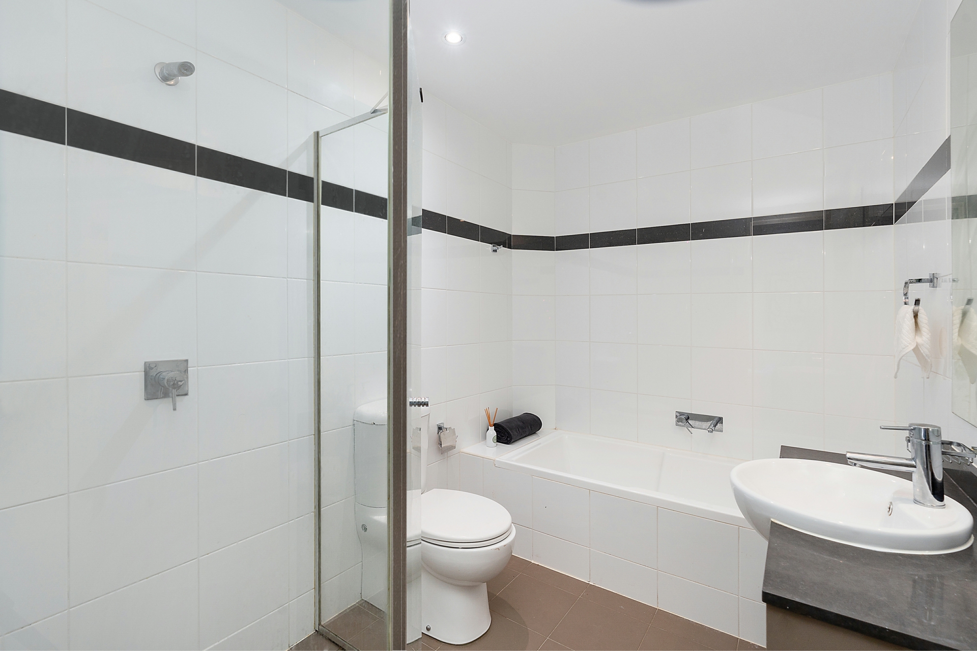 6 ensuite.jpg