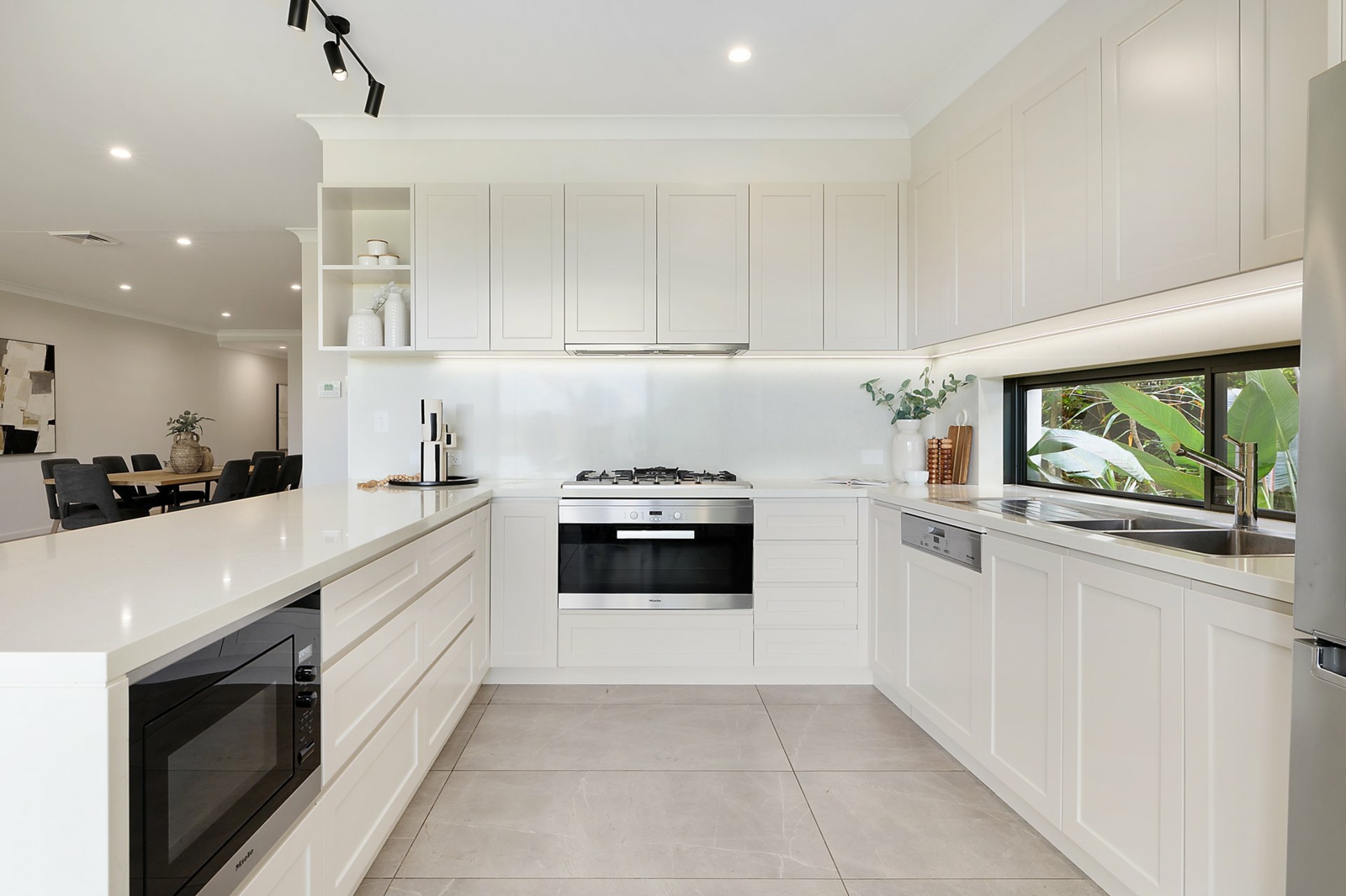 10 Kitchen 2.jpg