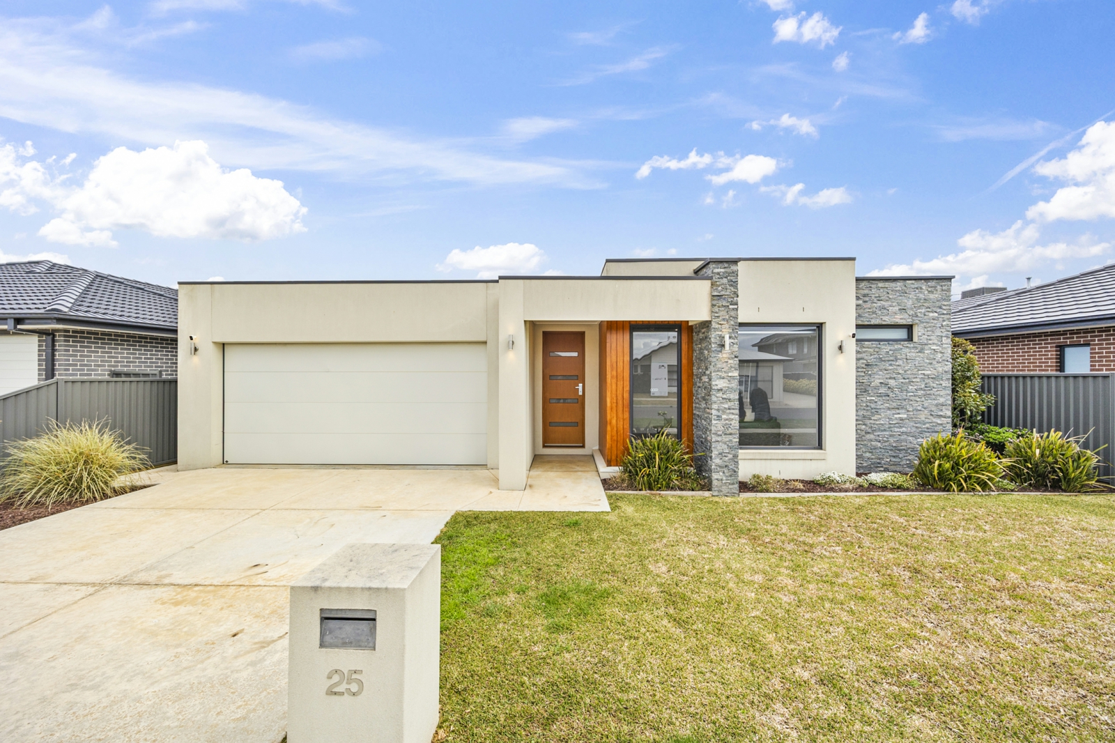 25 Moore Way,Lucas