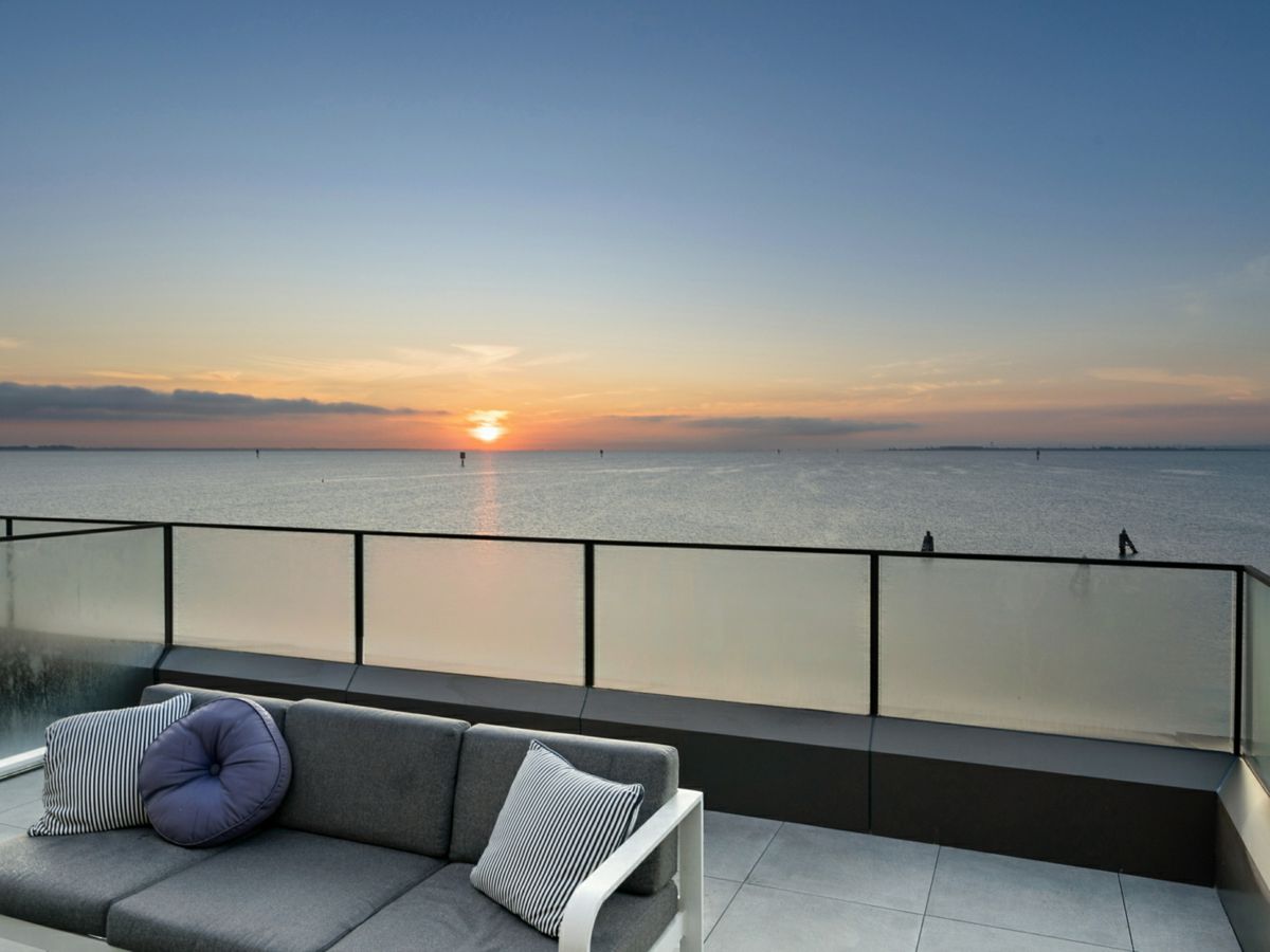 Balcony close in