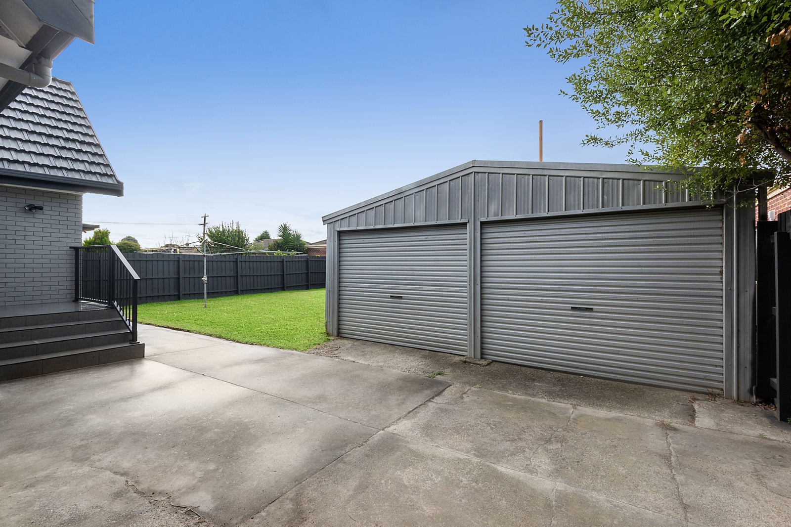 Double Garage:Shed