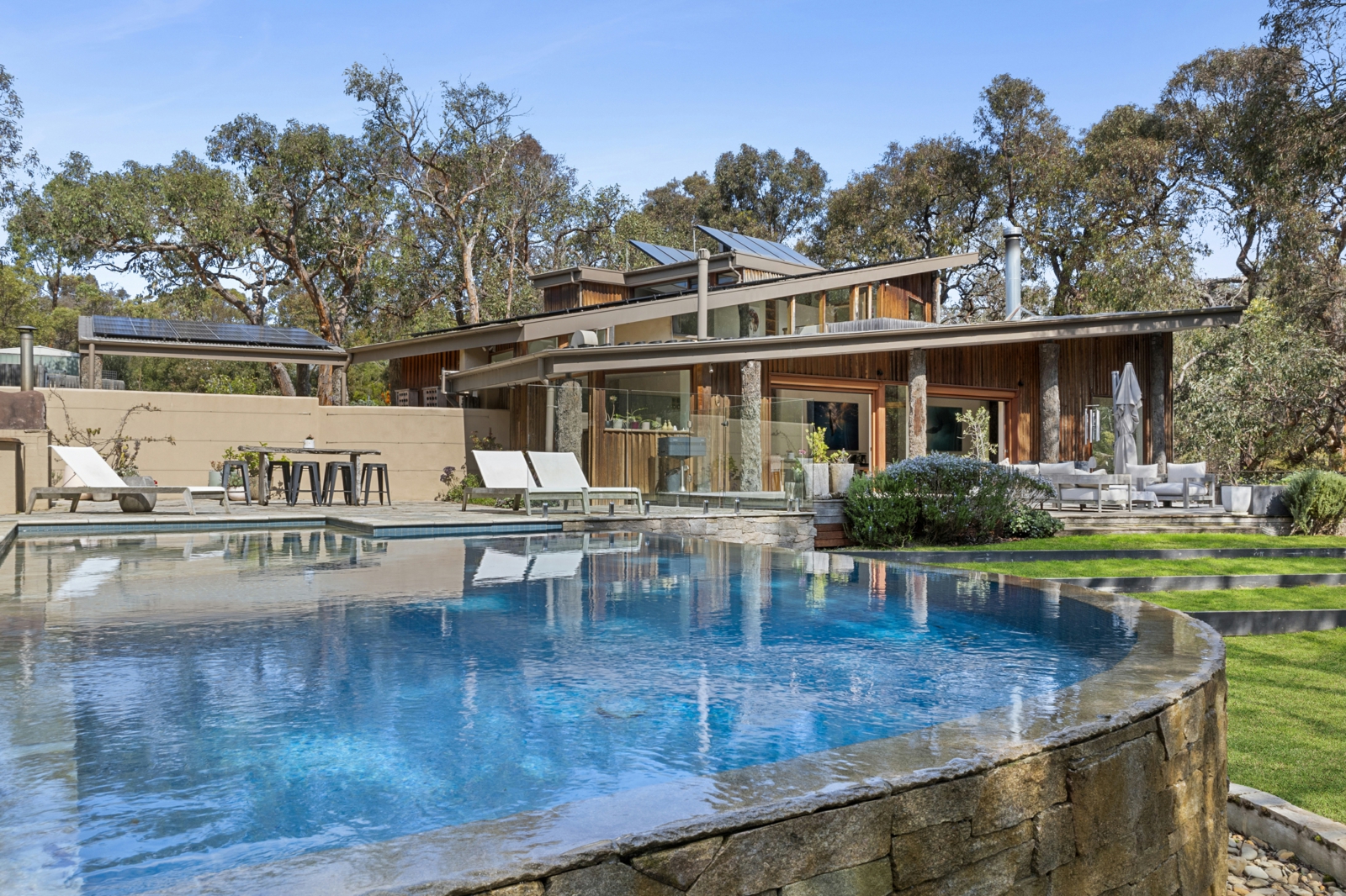 40 Bells Boulevard, JAN JUC