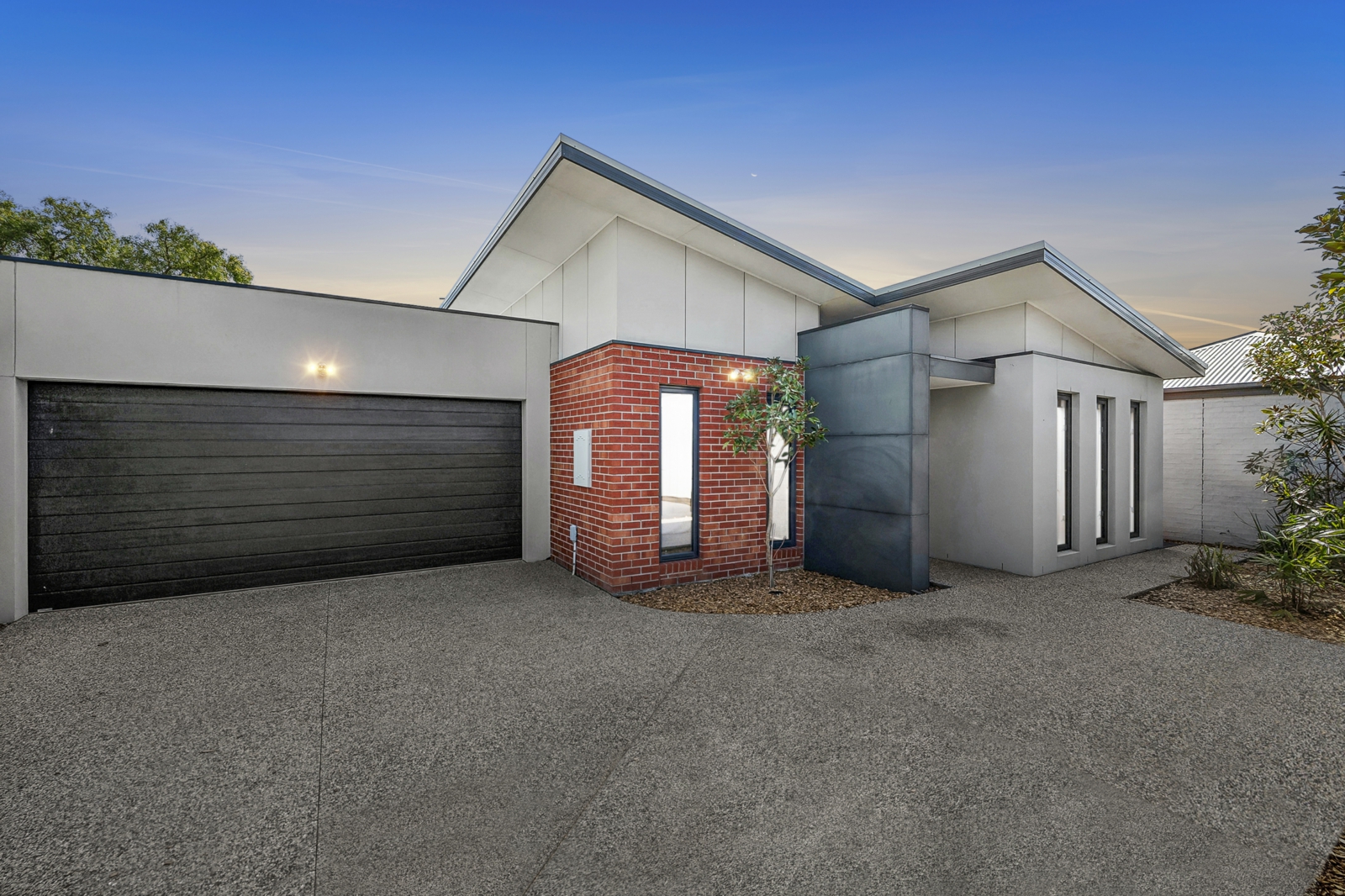 8B Roslyn Road, BELMONT