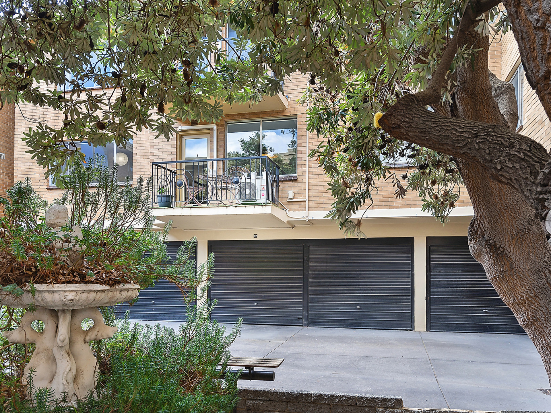 garden_and garage door