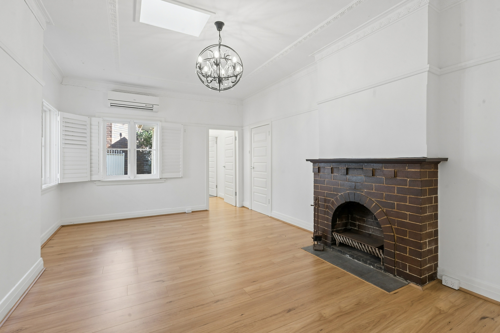 Living Room-02.jpg