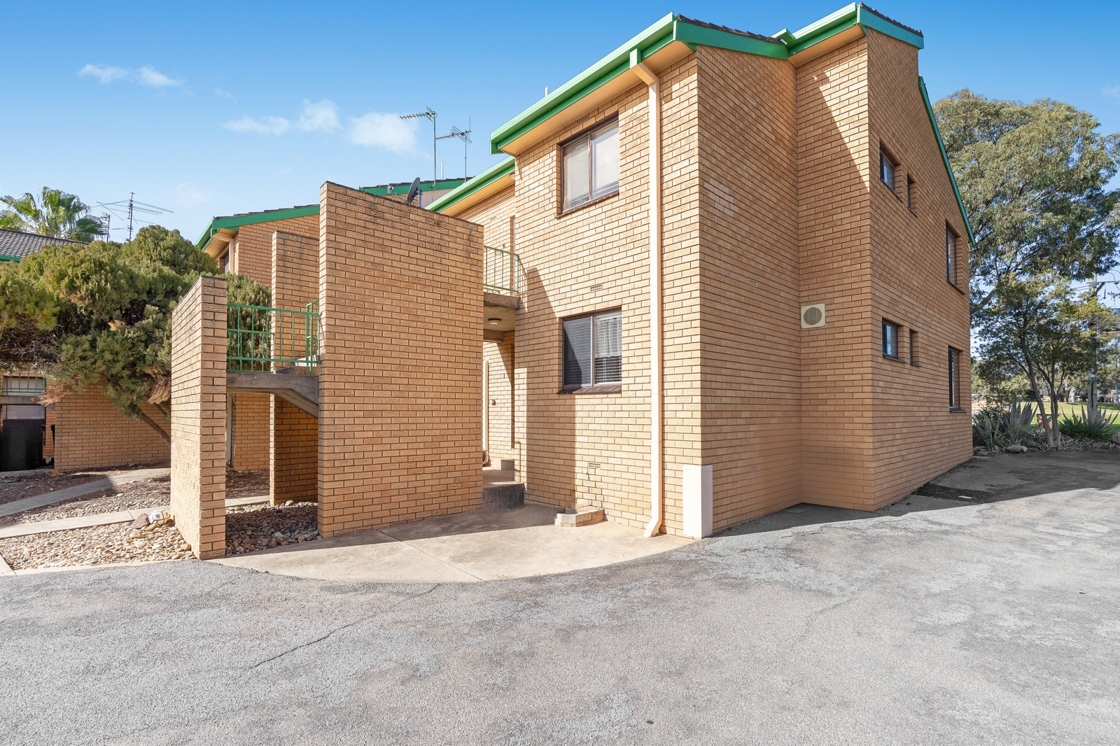 1/9 Henschke Avenue, TOLLAND
