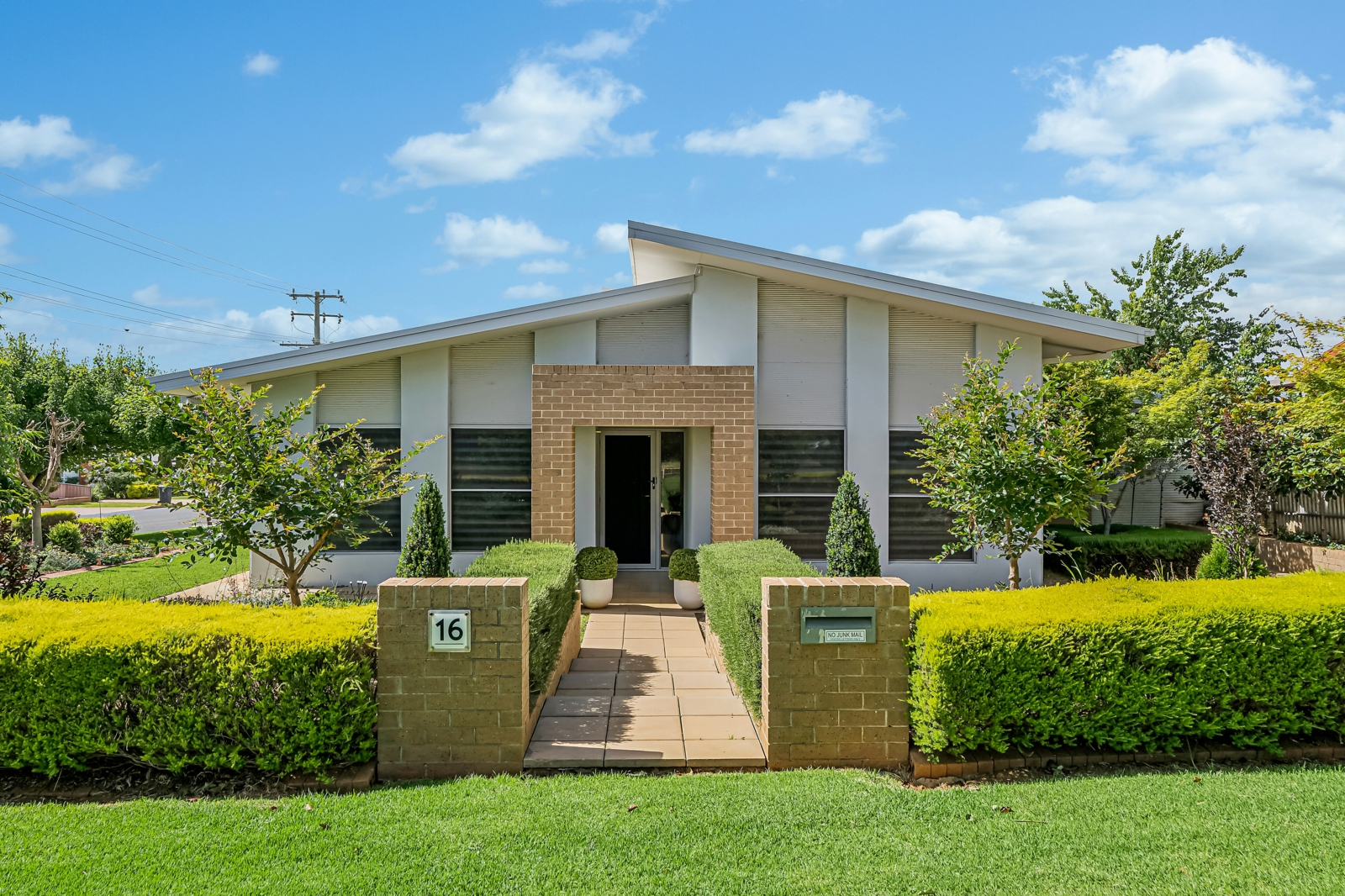 16 James Street,Temora