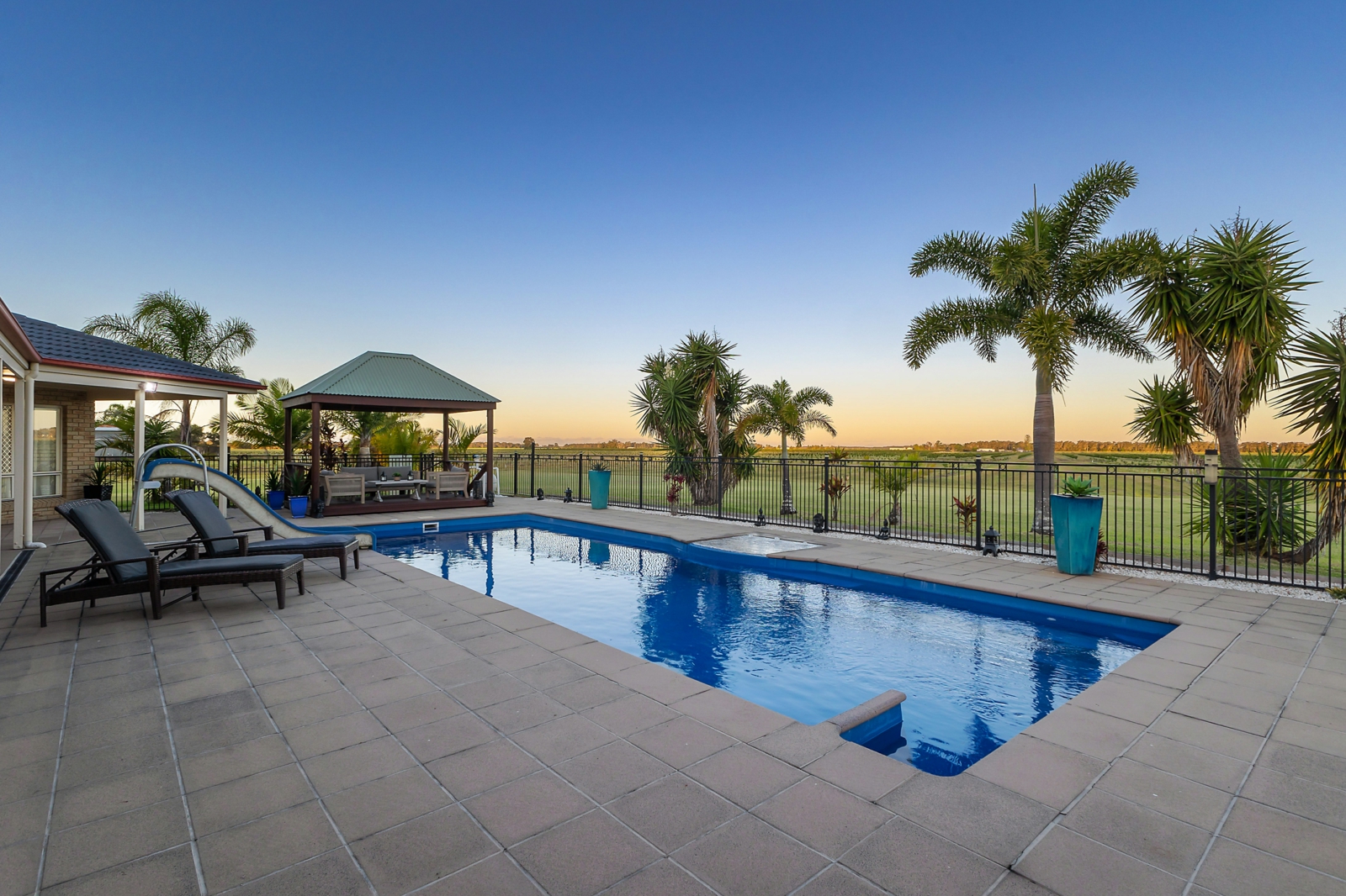 Dusk_over_pool