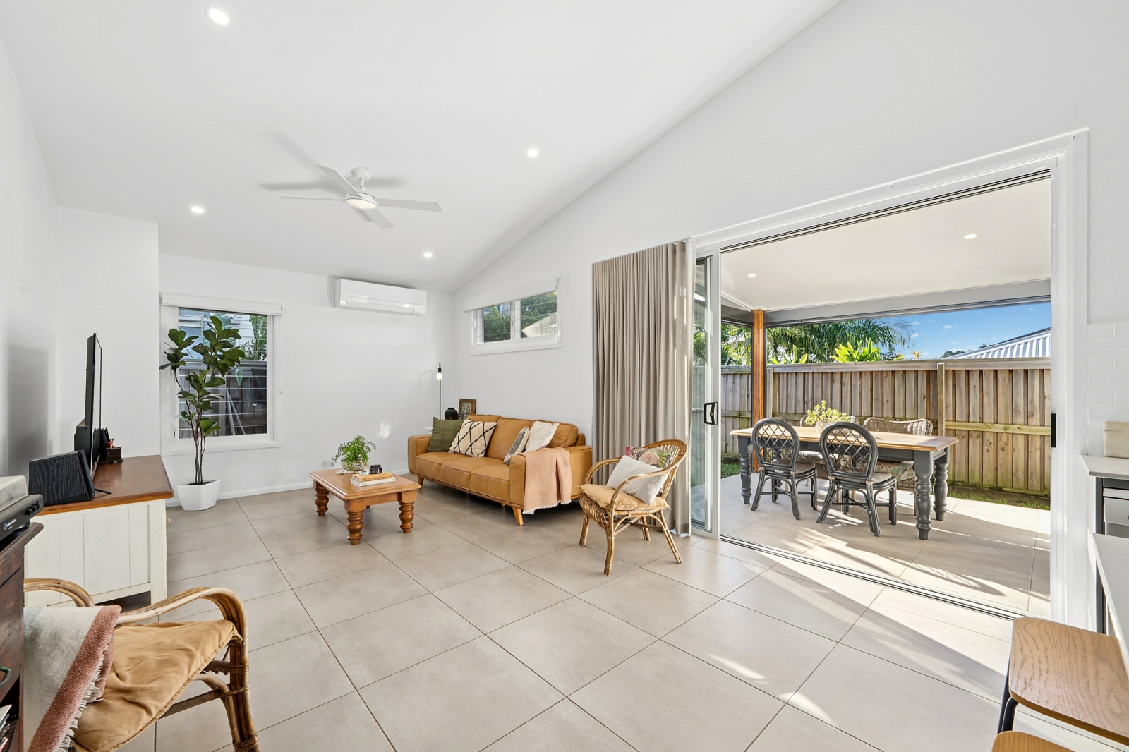 Living Room-02.jpg