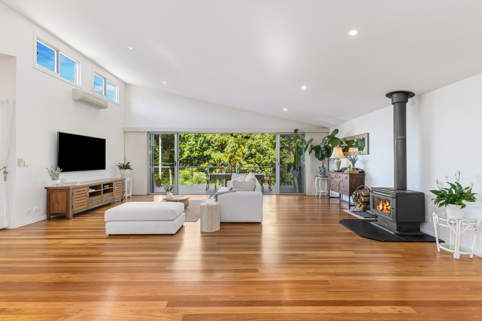 5.Lounge_Fireplace.jpg