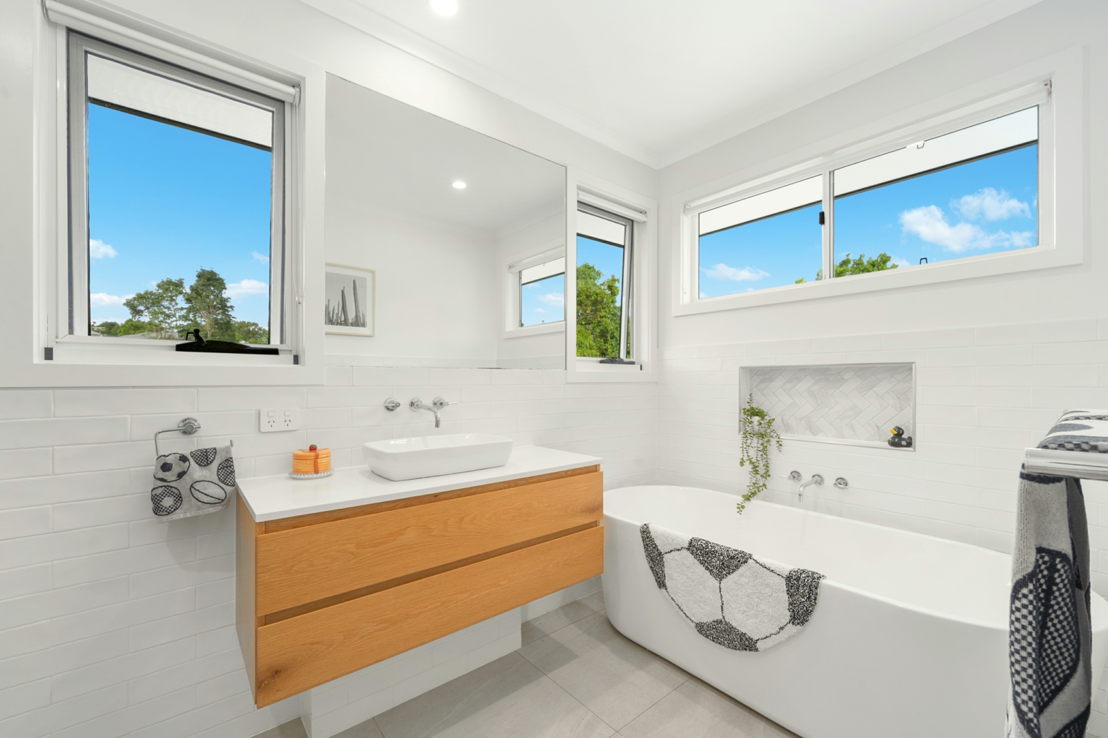 24. Bathroom.jpg