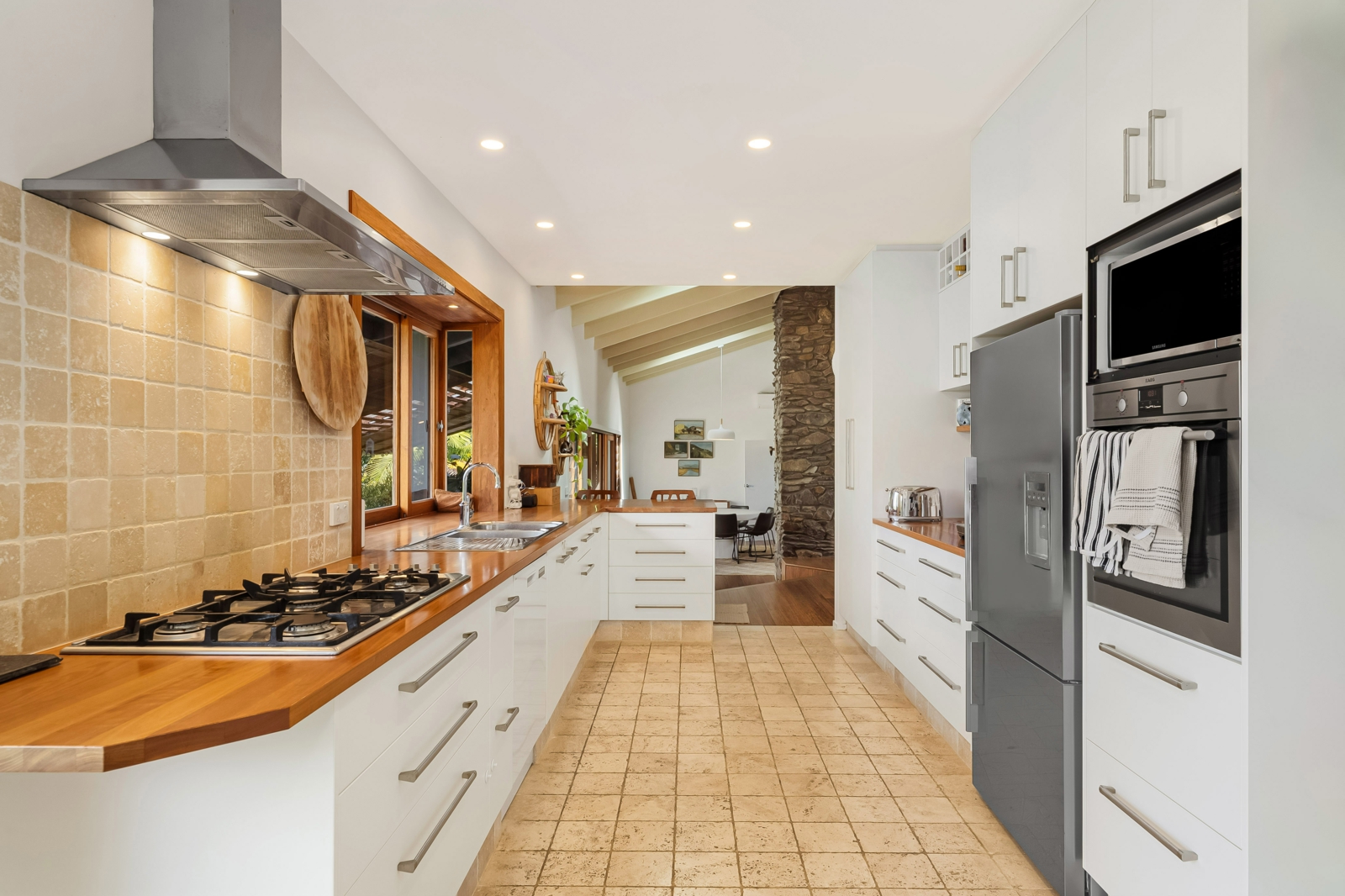 13. Kitchen 2.jpg