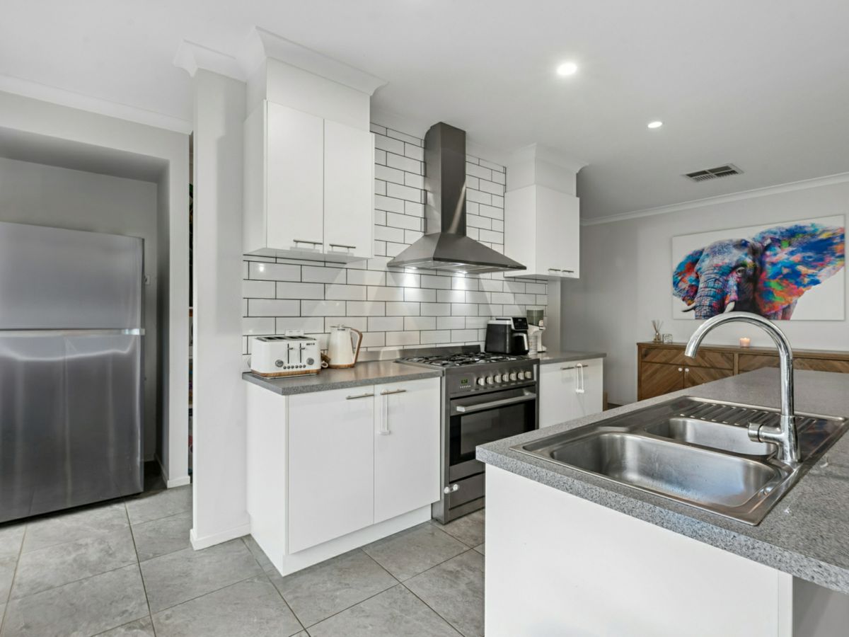 24 Robert Street, Kangaroo Flat - image 2
