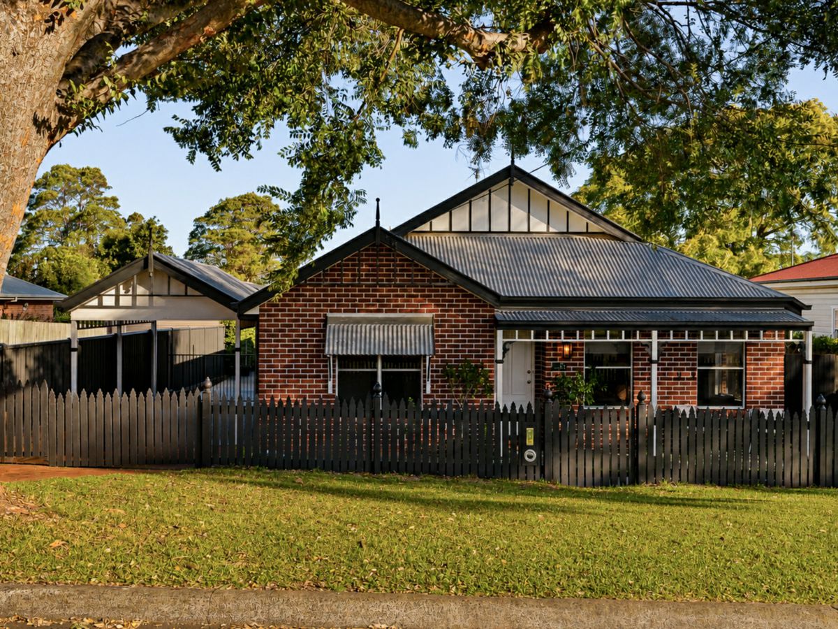 26 Collins Street, Mount Lofty - image 1