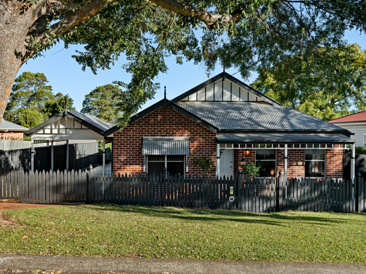 26 Collins Street, Mount Lofty - image 1