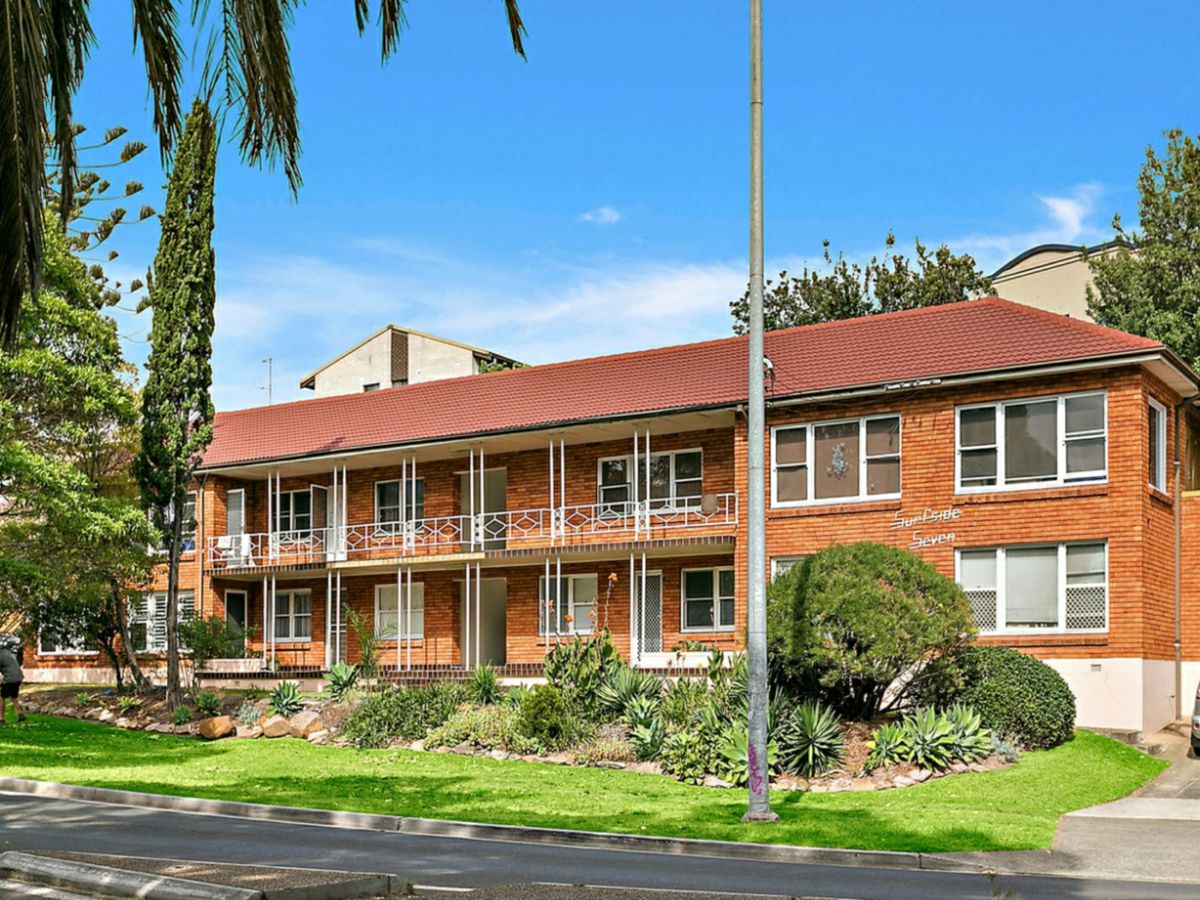 2/1 George Hanley Dr, North Wollongong - image 1