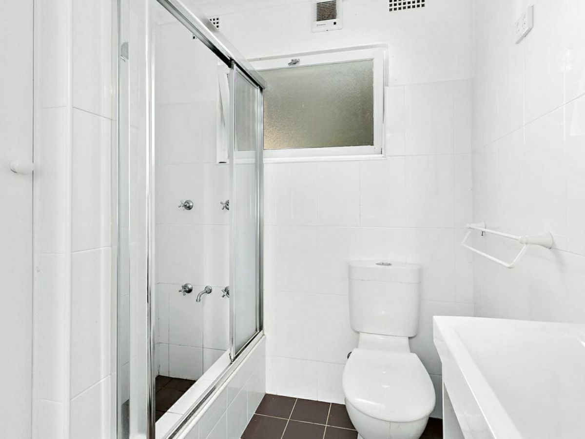 2/1 George Hanley Dr, North Wollongong - image 2