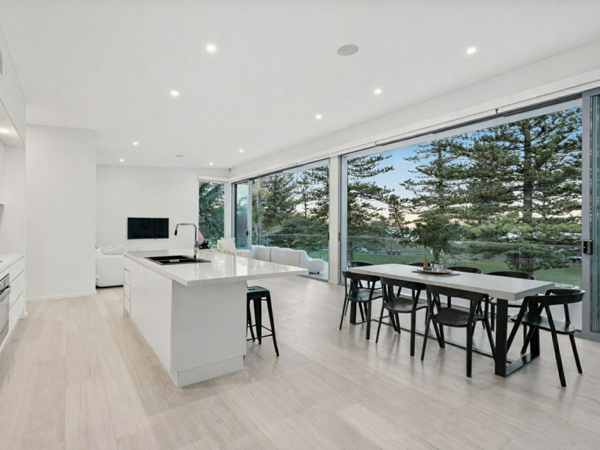 37 The Esplanade, Thirroul - image 2