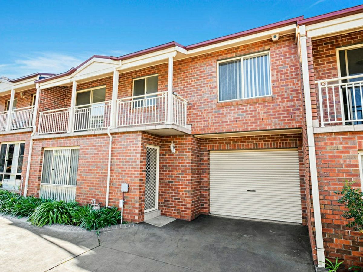 2/25 Gladstone Avenue, Wollongong - image 1